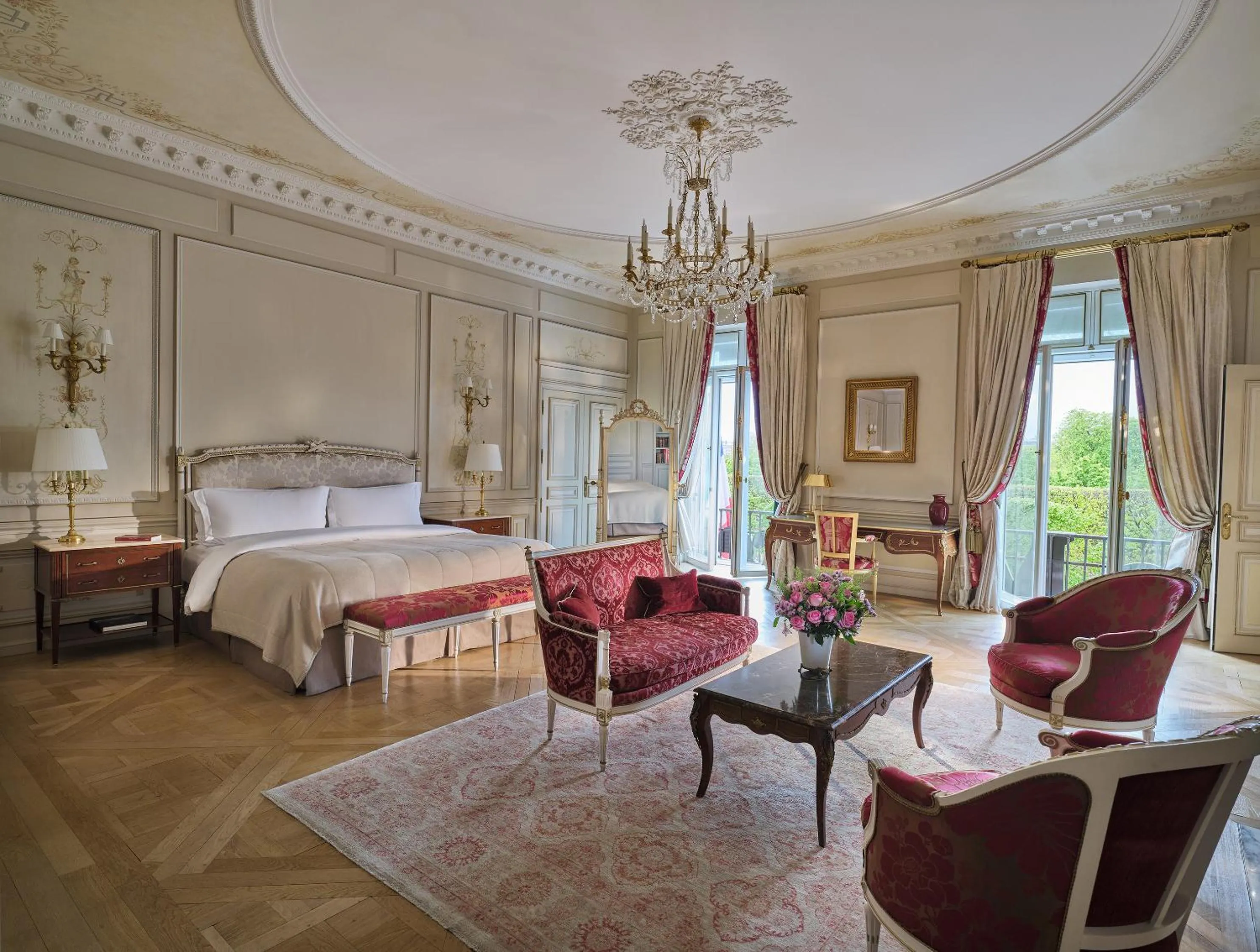 Living room, Bed in Le Meurice – Dorchester Collection