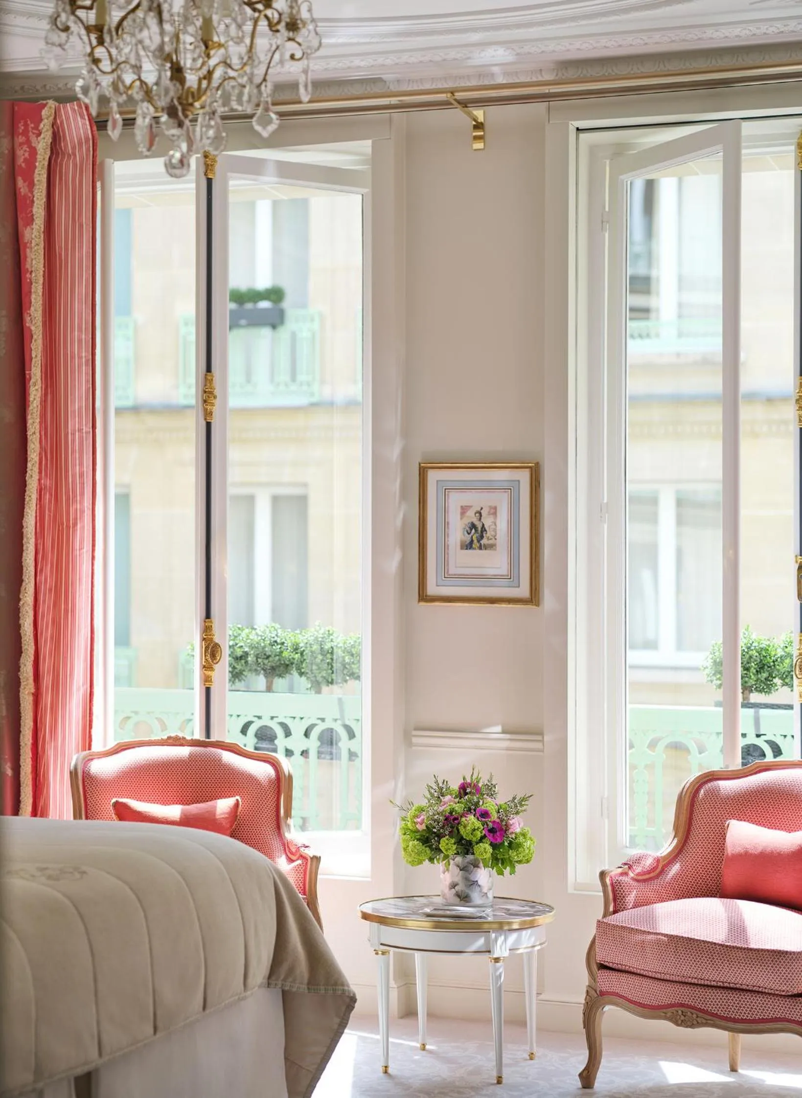Living room, Bed in Le Meurice – Dorchester Collection