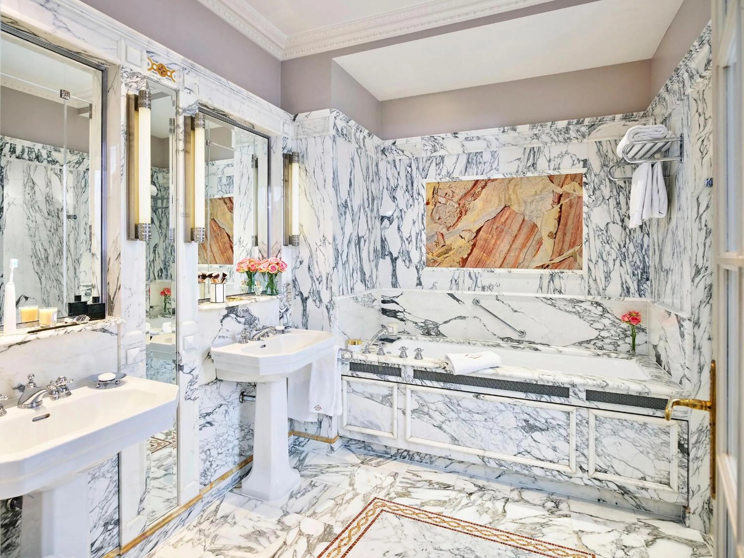 Bathroom in Le Meurice – Dorchester Collection