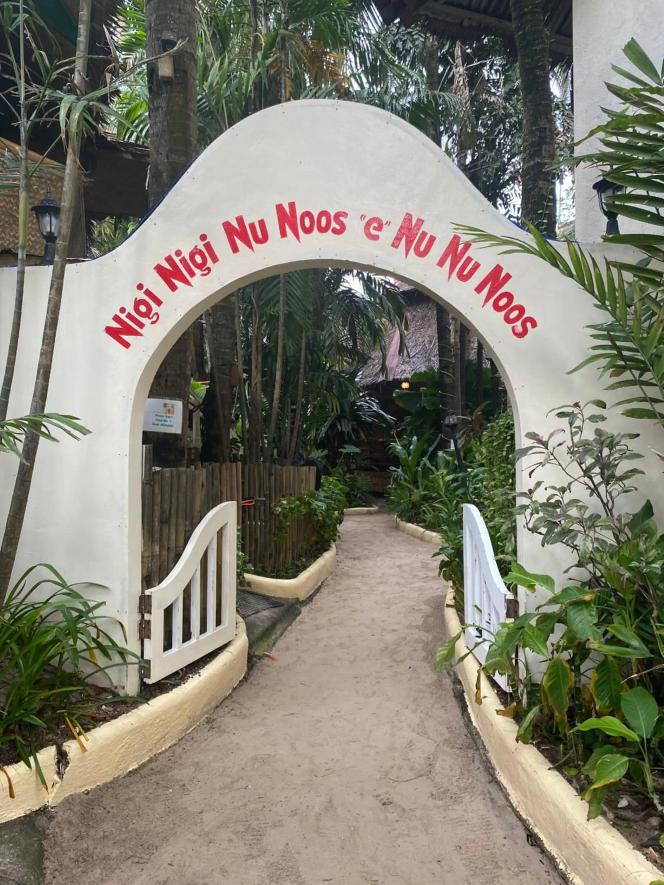 Facade/entrance in Nigi Nigi Nu Noos 'e' Nu Nu Noos