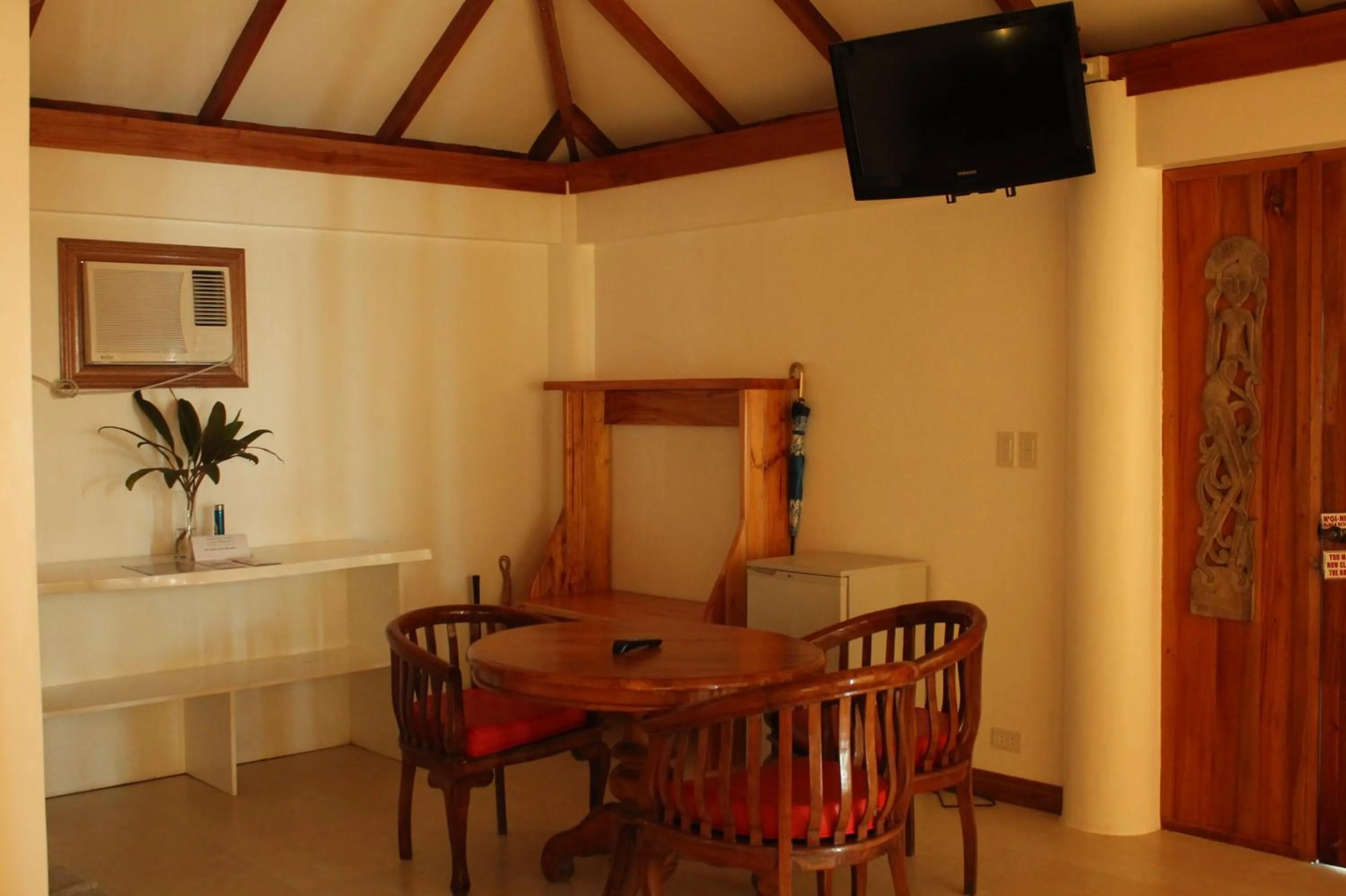 Seating area in Nigi Nigi Nu Noos 'e' Nu Nu Noos