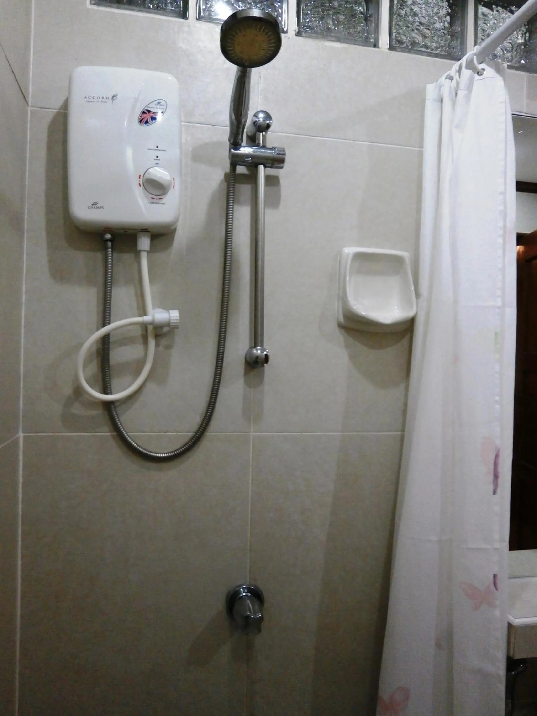 Shower in Nigi Nigi Nu Noos 'e' Nu Nu Noos