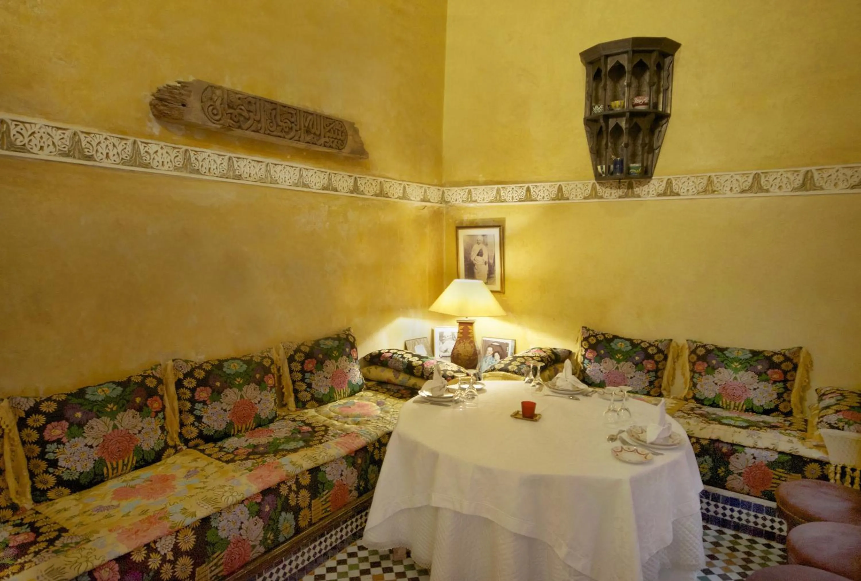 Restaurant/places to eat in Dar Anebar