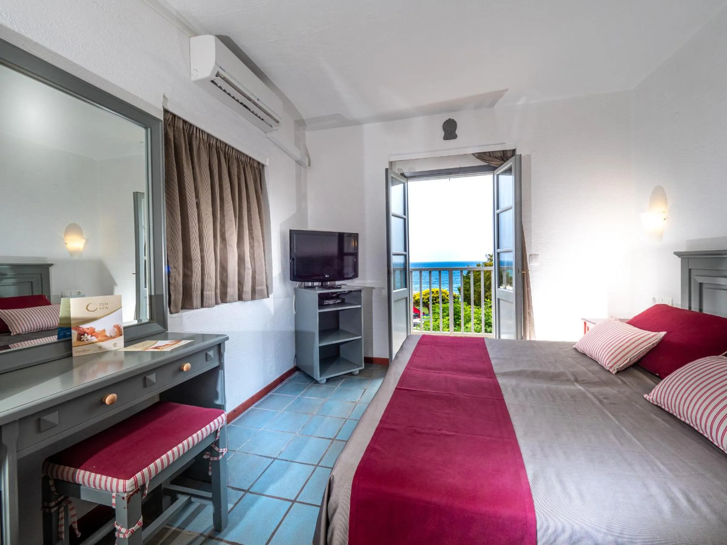 Balcony/Terrace, Bed in Silva Beach Hotel