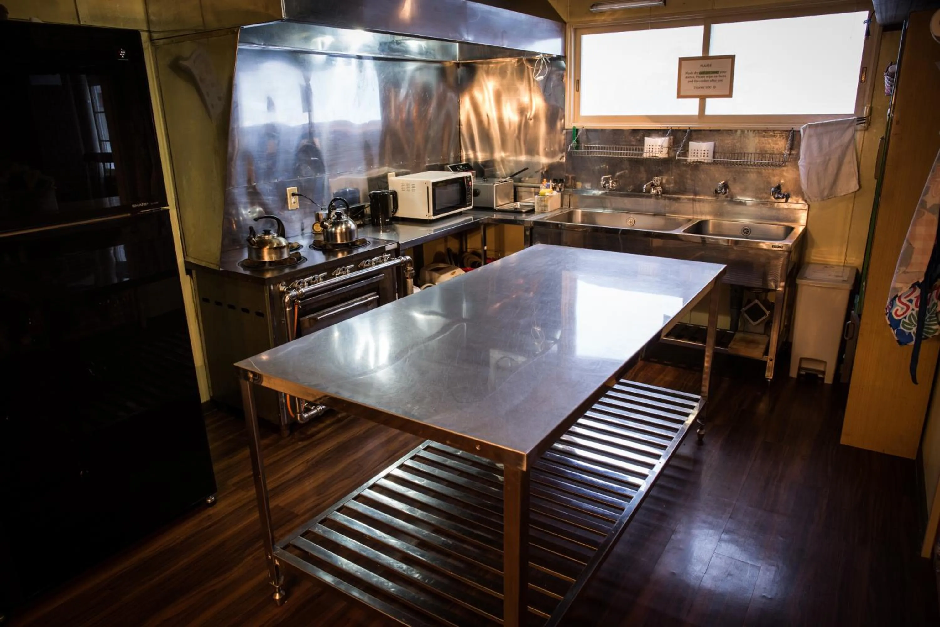 Communal kitchen in Annupuri Oasis Lodge
