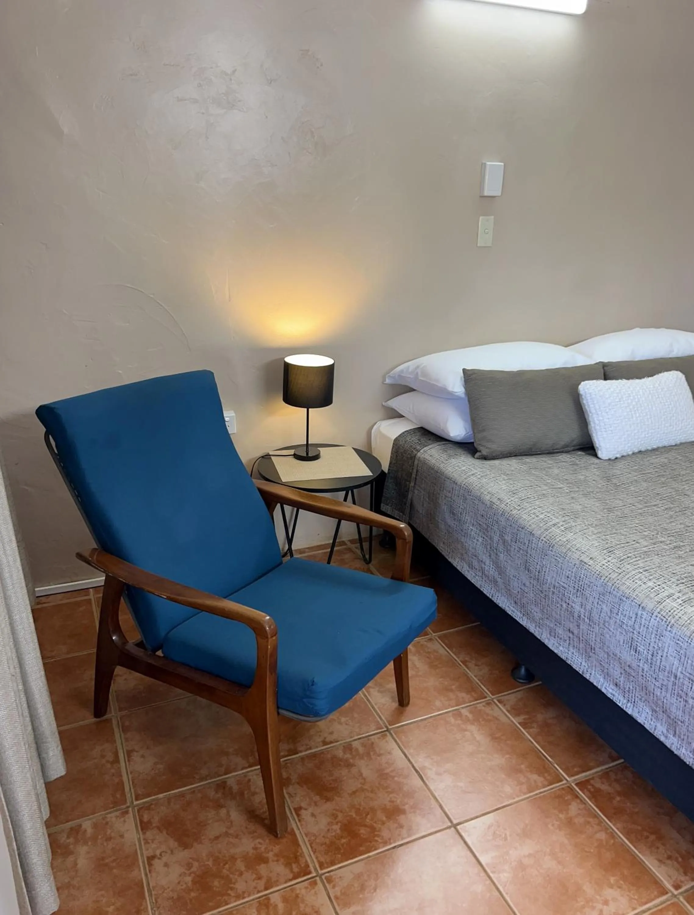 Seating area, Bed in Childers Budget Accommodation