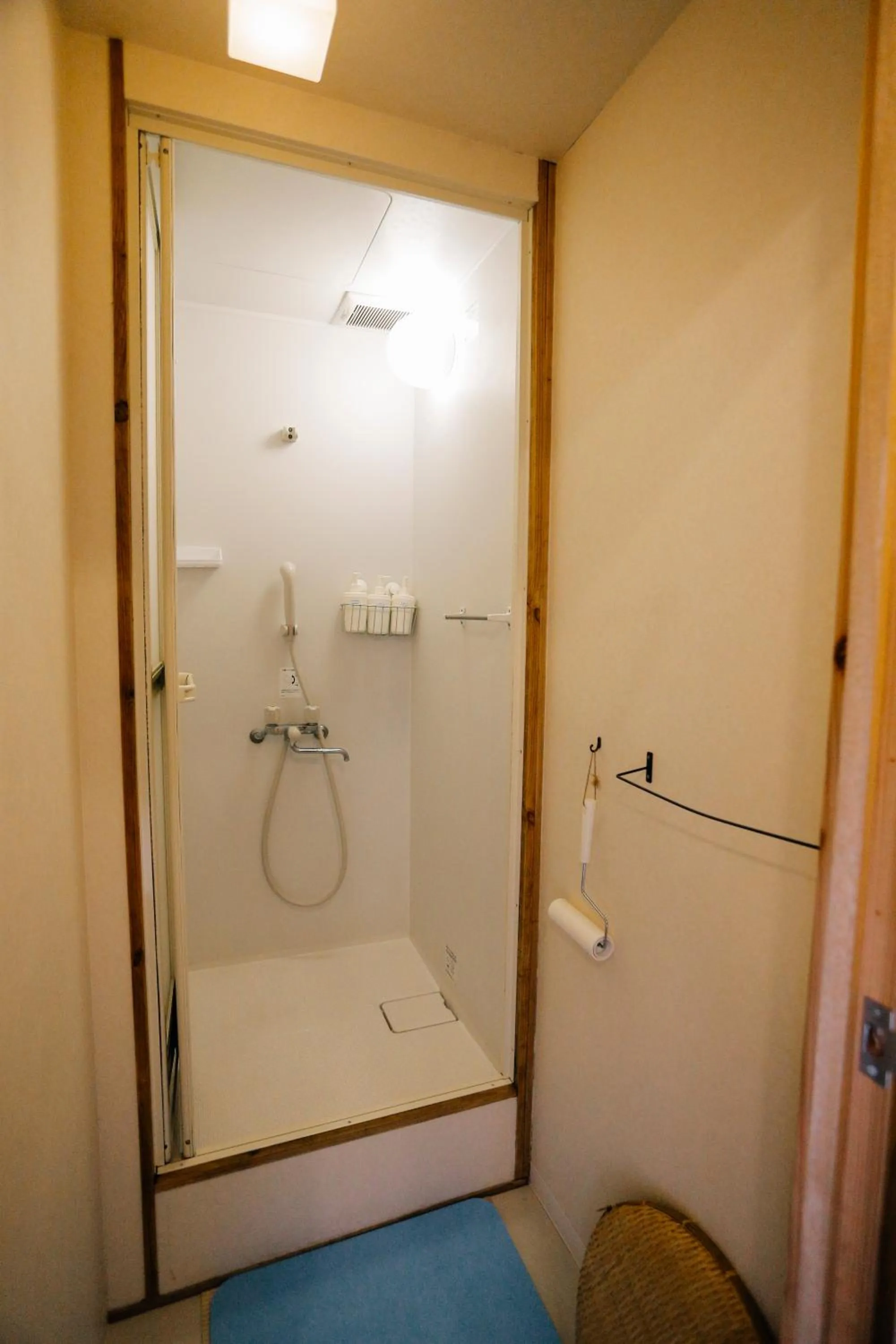 Shower in AIEN Coffee & Hostel