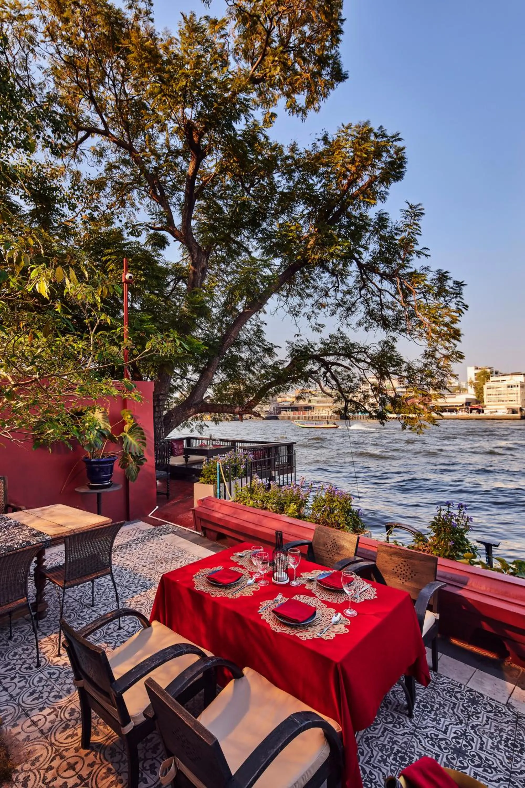 Restaurant/places to eat in Amdaeng Bangkok Riverside Hotel