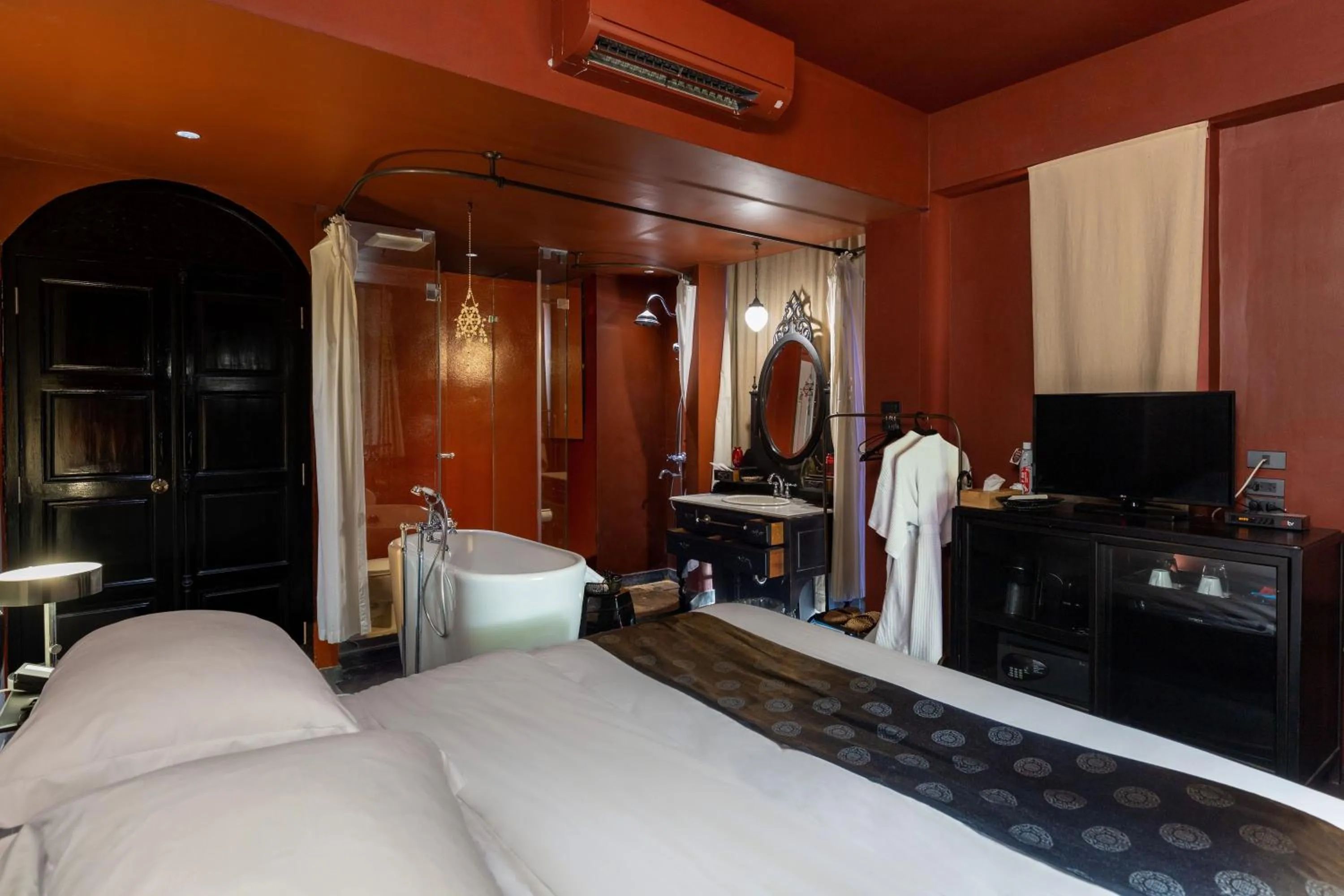 Bathroom, Bed in Amdaeng Bangkok Riverside Hotel