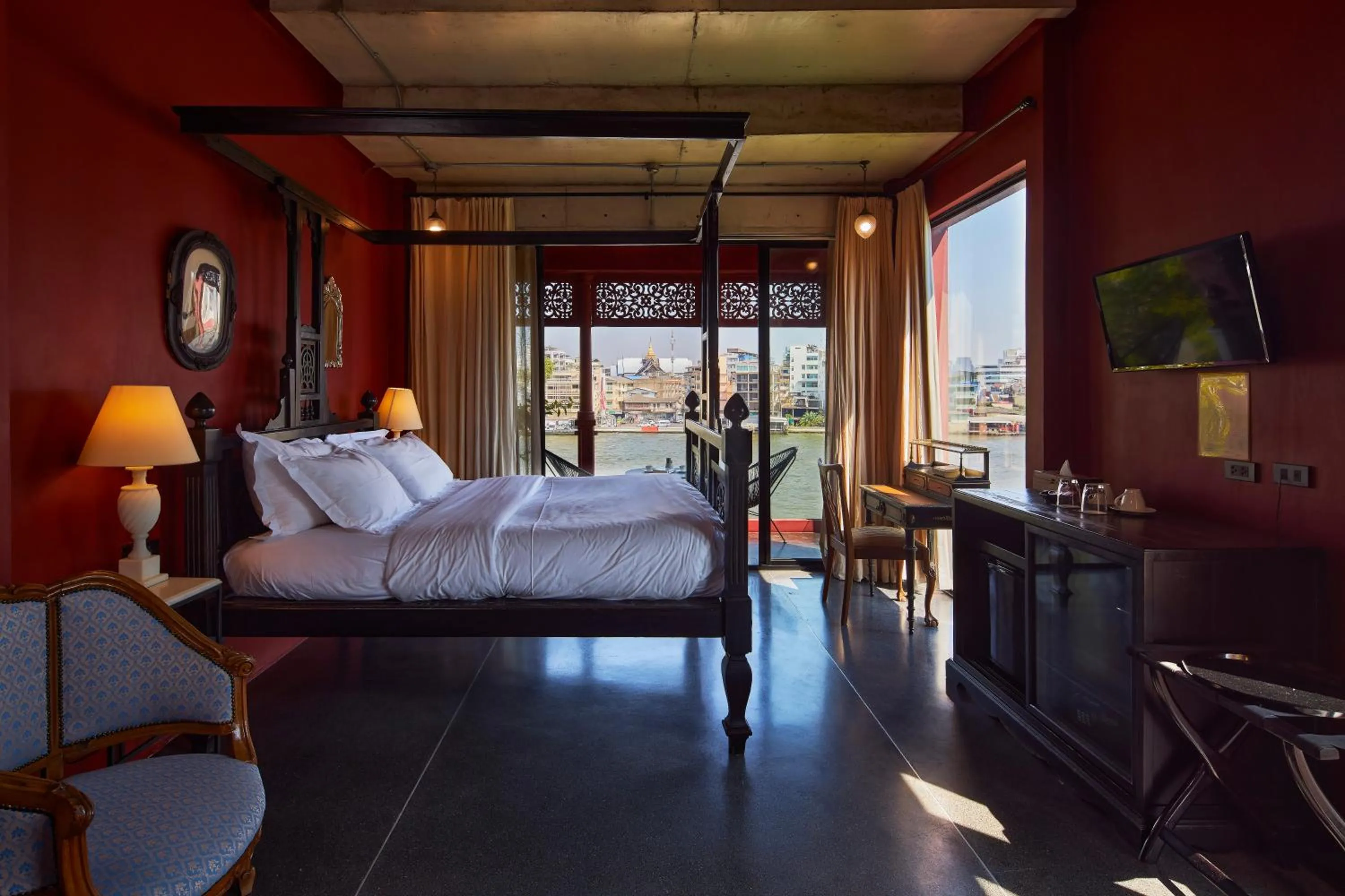 Bed in Amdaeng Bangkok Riverside Hotel