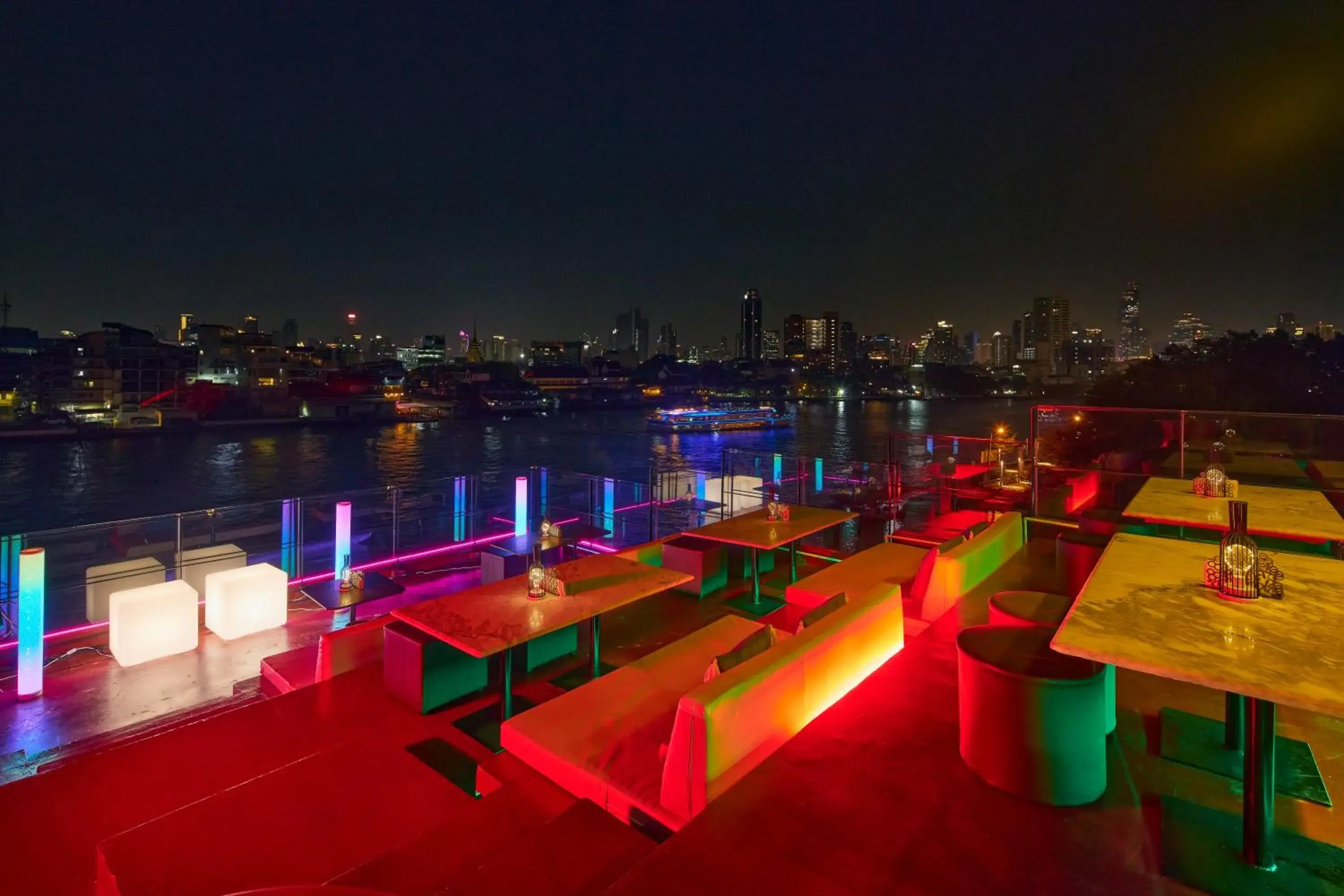 Lounge or bar in Amdaeng Bangkok Riverside Hotel Lounge or bar in Amdaeng Bangkok Riverside Hotel
