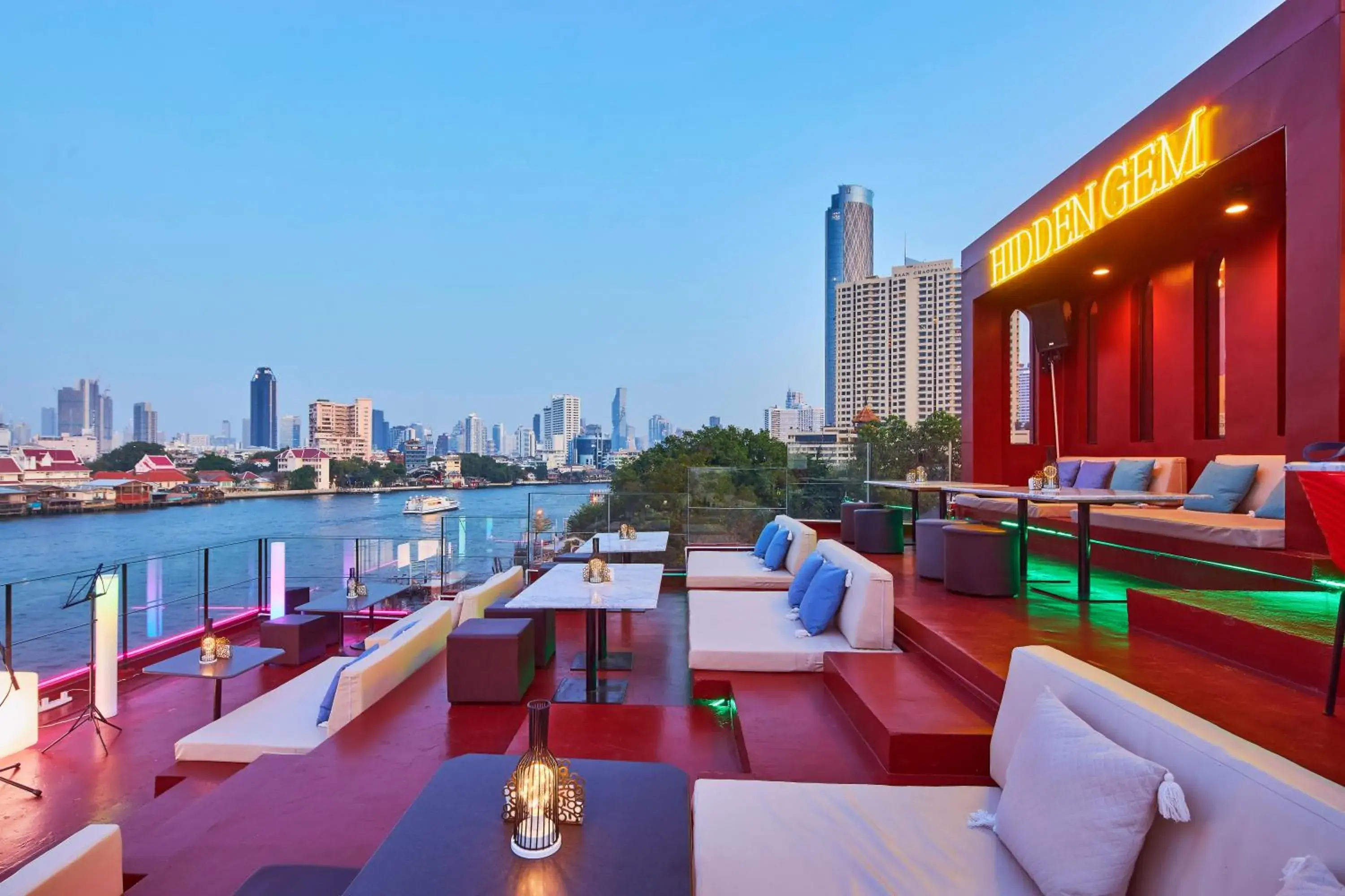 Lounge or bar in Amdaeng Bangkok Riverside Hotel Lounge or bar in Amdaeng Bangkok Riverside Hotel