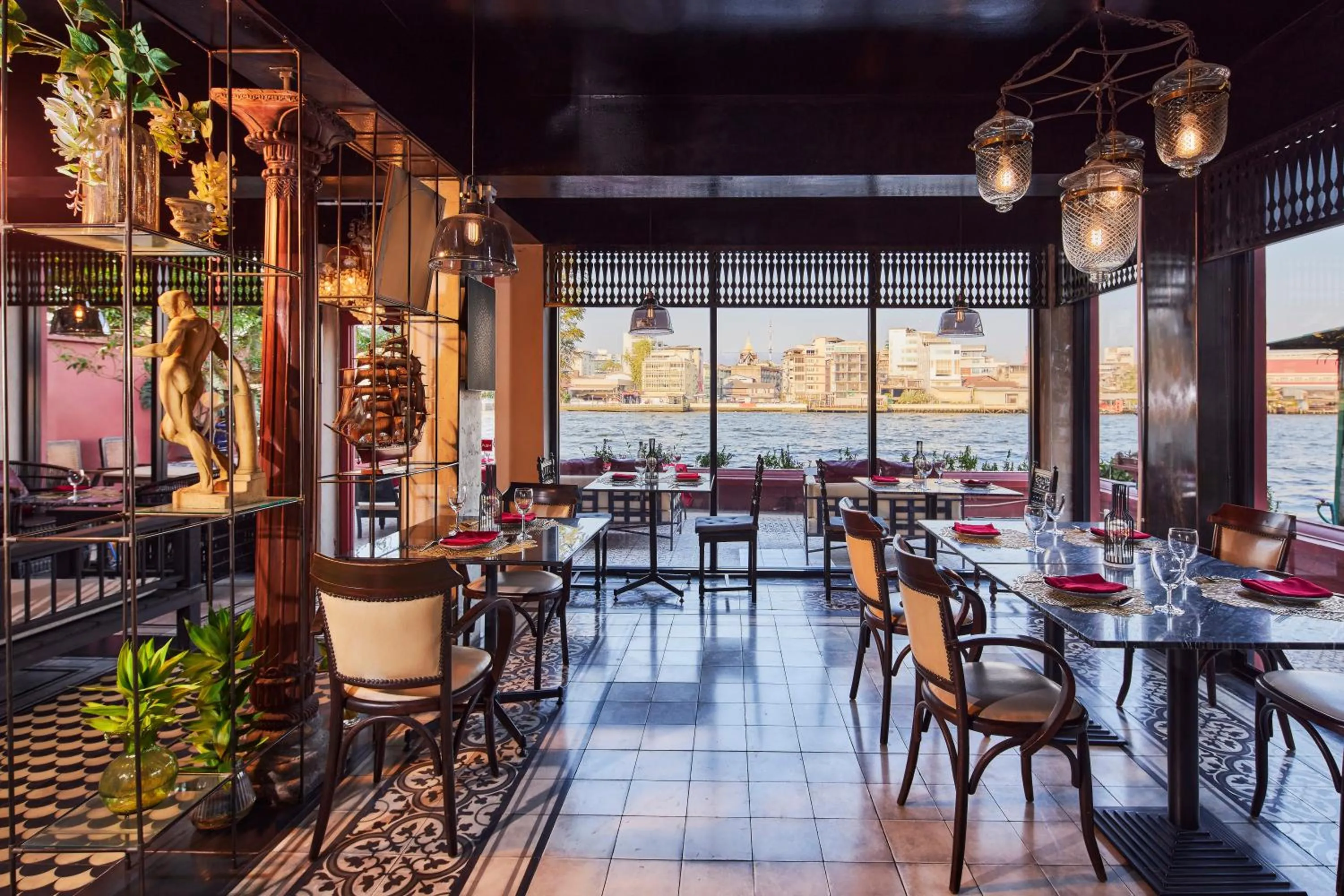 Restaurant/places to eat in Amdaeng Bangkok Riverside Hotel