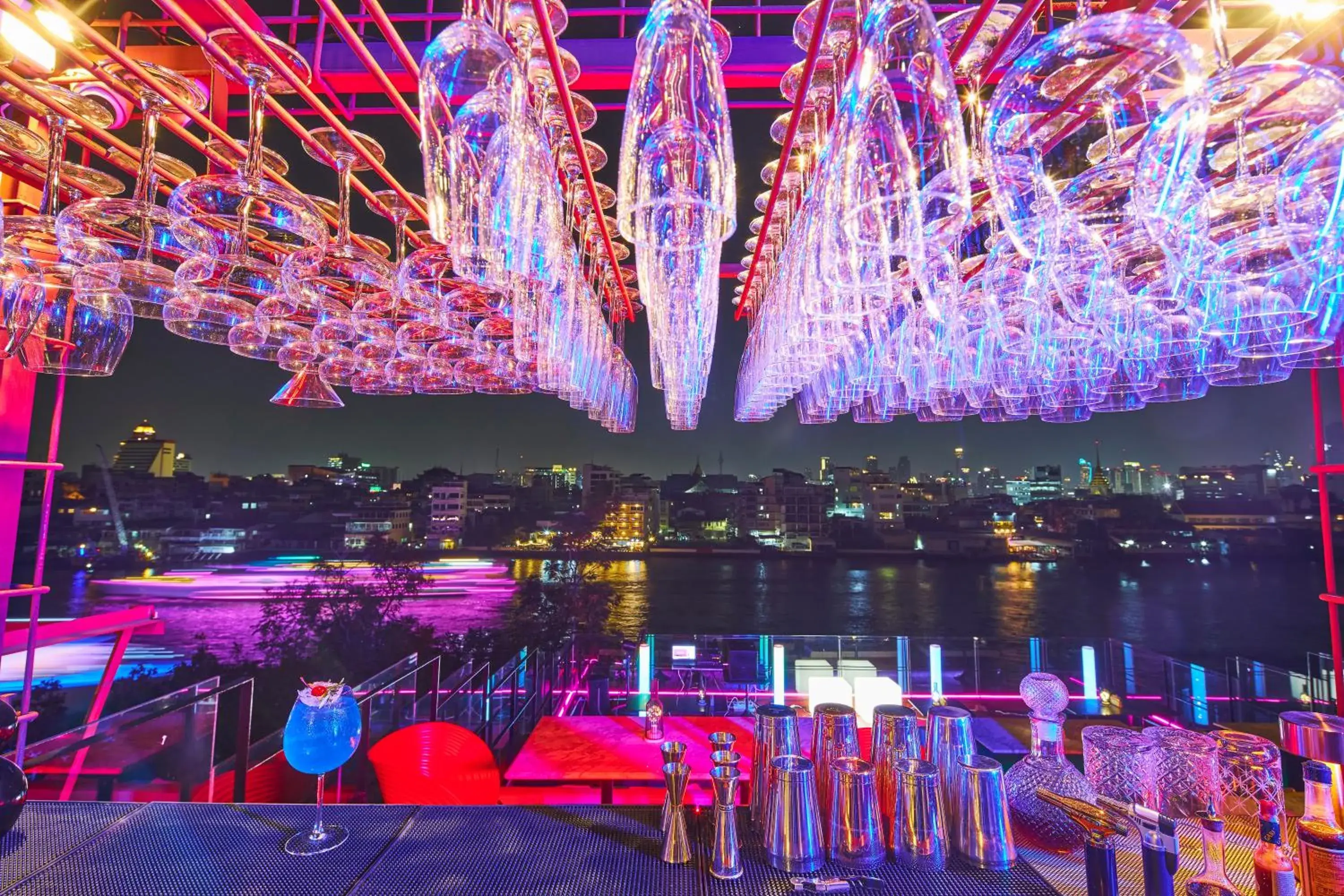 Lounge or bar in Amdaeng Bangkok Riverside Hotel Lounge or bar in Amdaeng Bangkok Riverside Hotel