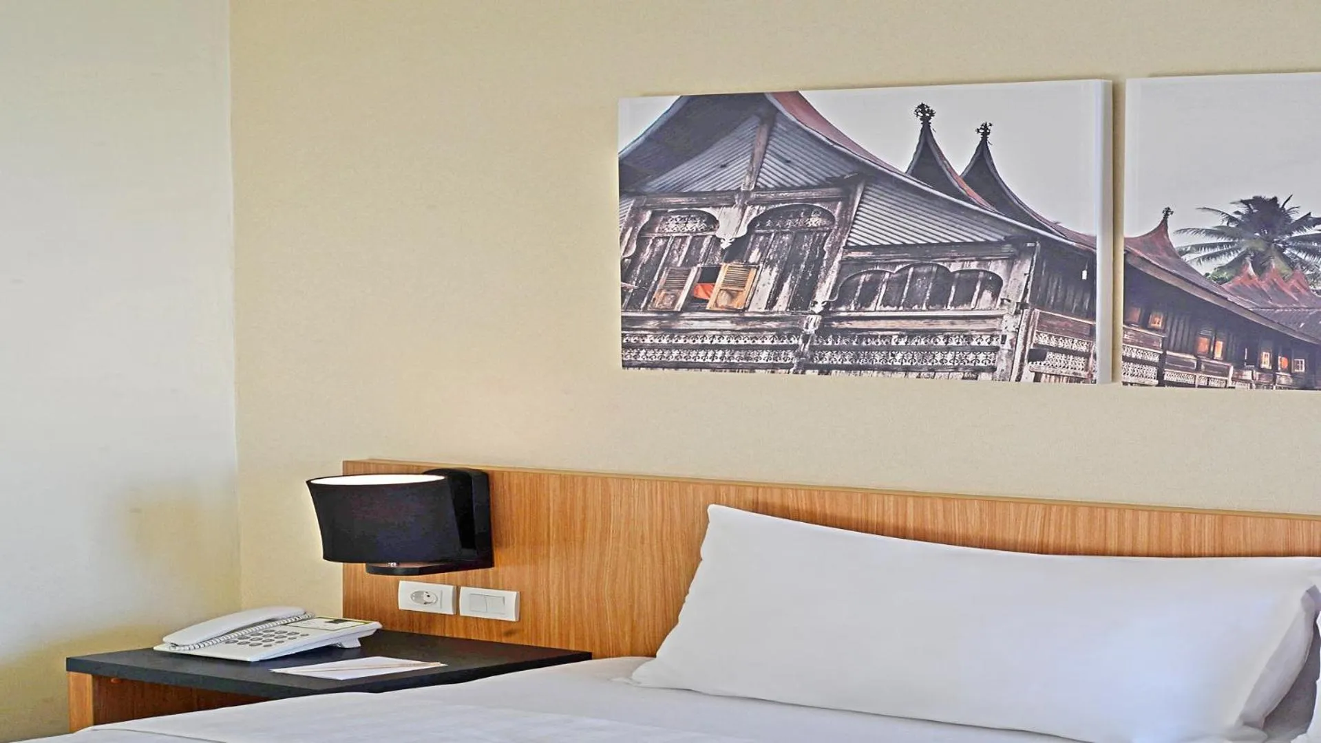 Bed in Whiz Prime Hotel Khatib Sulaiman Padang
