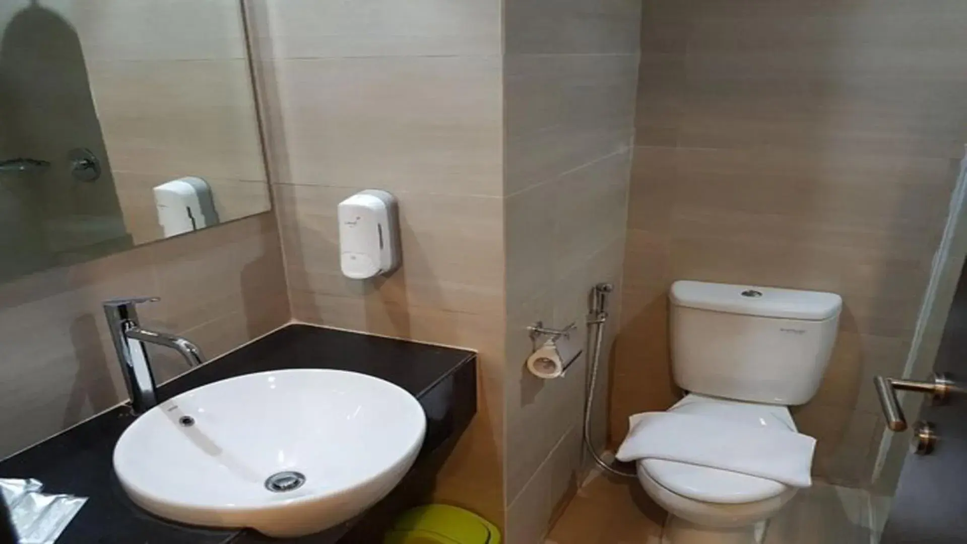 Standard Twin Room in Whiz Prime Hotel Khatib Sulaiman Padang Standard Twin Room in Whiz Prime Hotel Khatib Sulaiman Padang