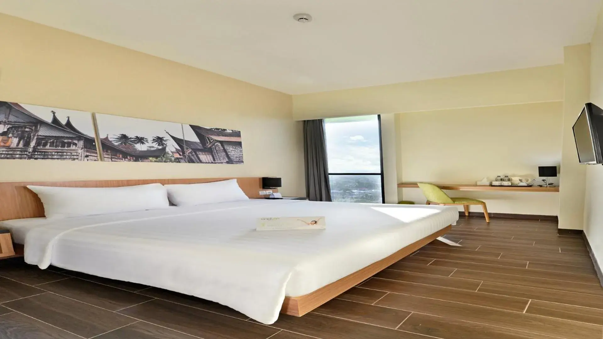 Standard Queen Room in Whiz Prime Hotel Khatib Sulaiman Padang Standard Queen Room in Whiz Prime Hotel Khatib Sulaiman Padang