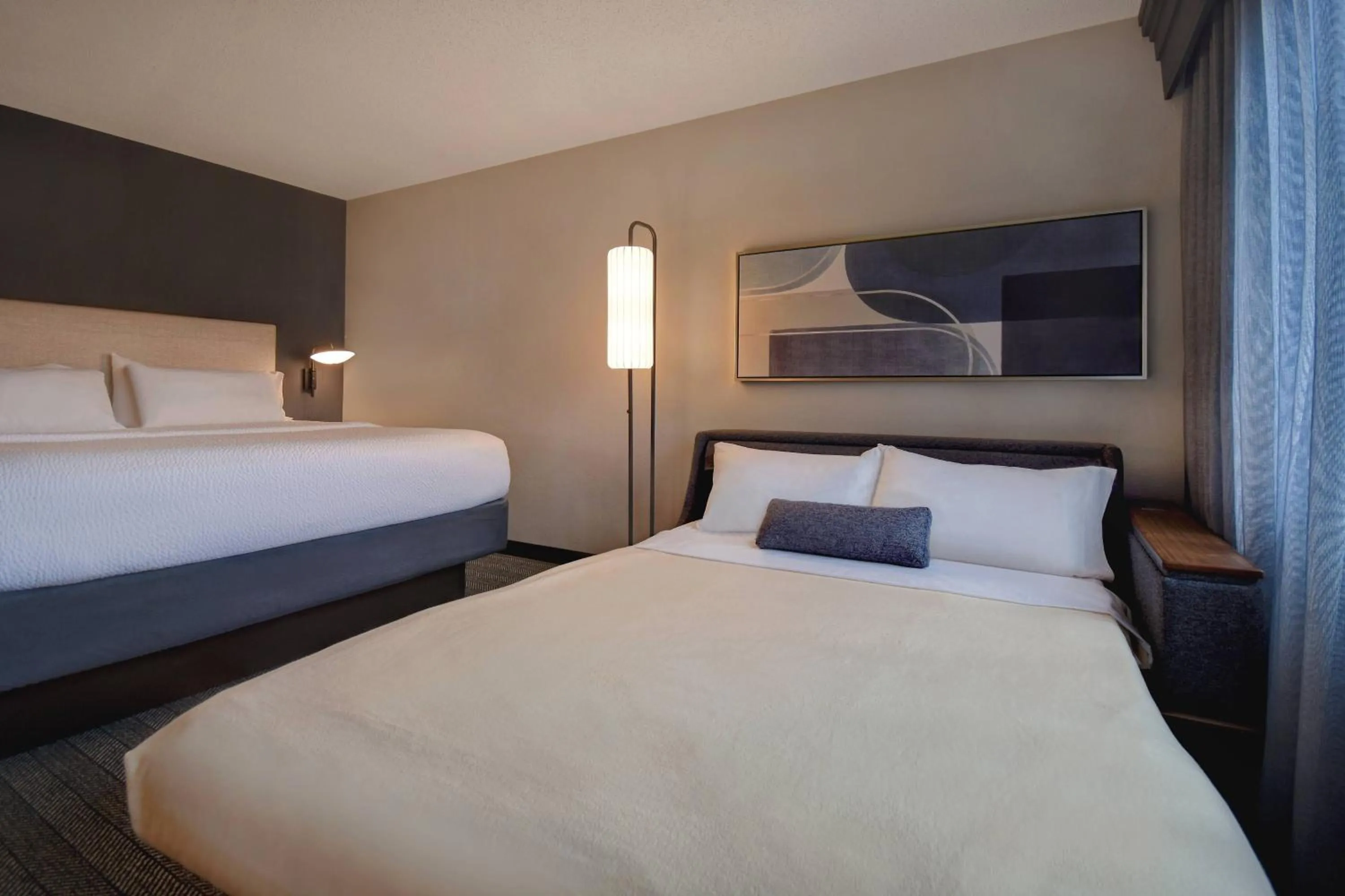 Photo of the whole room, Bed in Courtyard by Marriott Cincinnati Airport