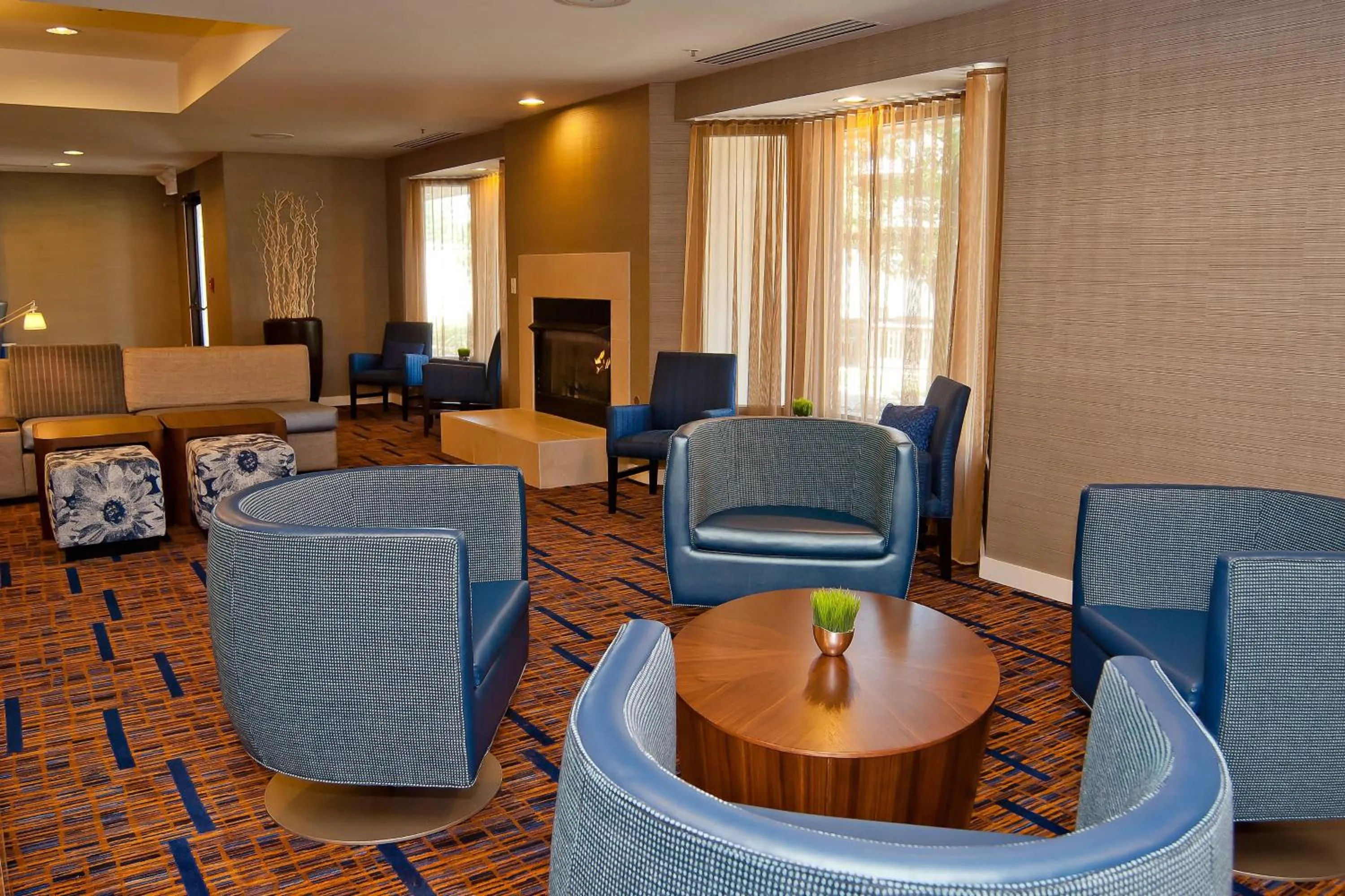 Lobby or reception in Courtyard by Marriott Cincinnati Airport