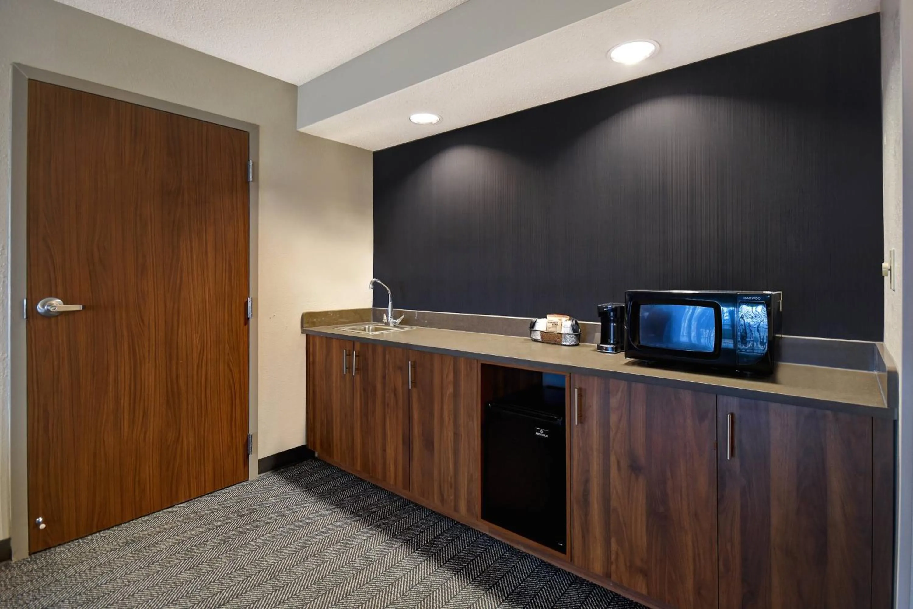 Photo of the whole room in Courtyard by Marriott Cincinnati Airport