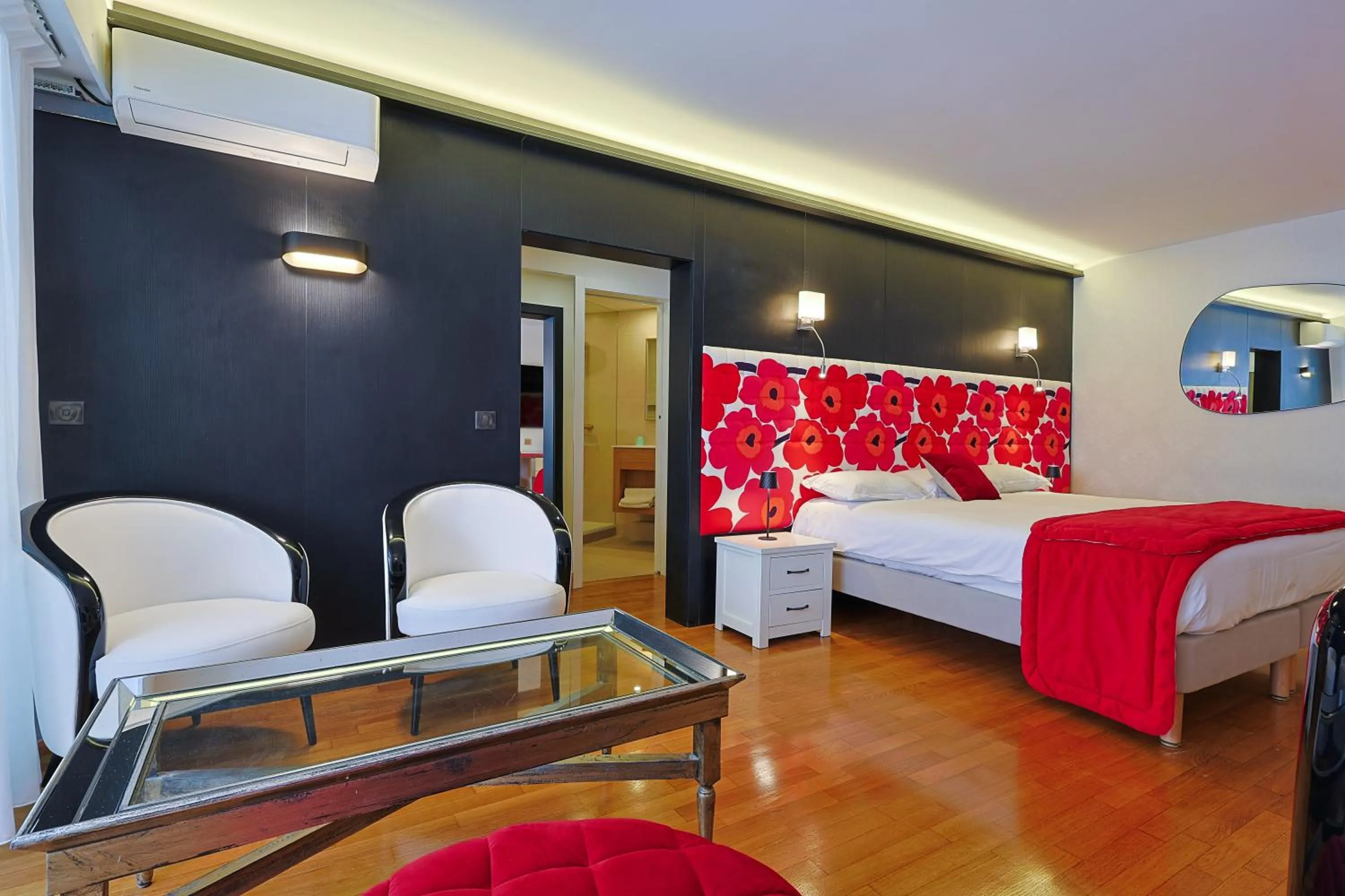 Photo of the whole room, Bed in Hotel Le Fouquet's