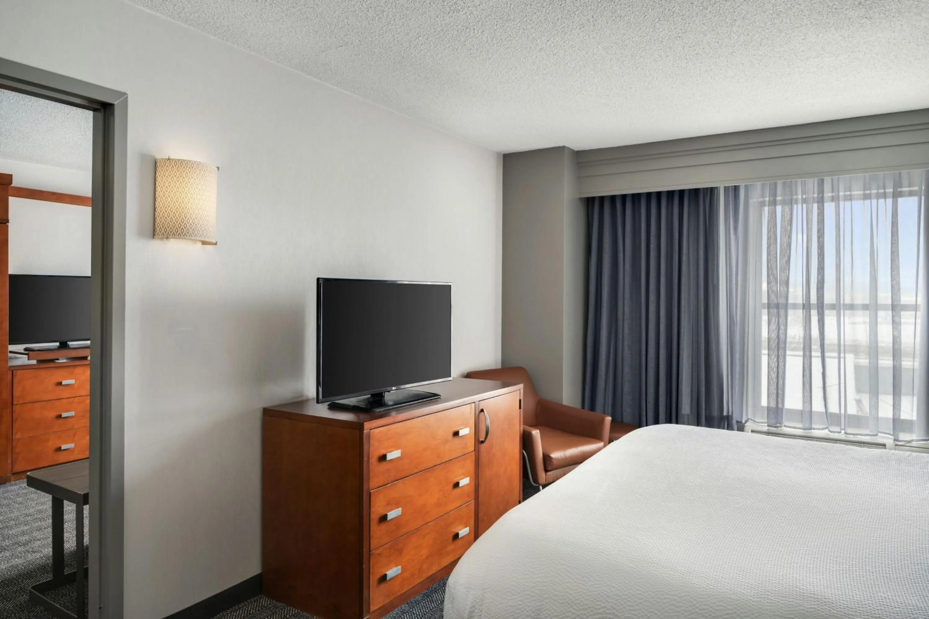 Photo of the whole room, Bed in Courtyard Hamilton