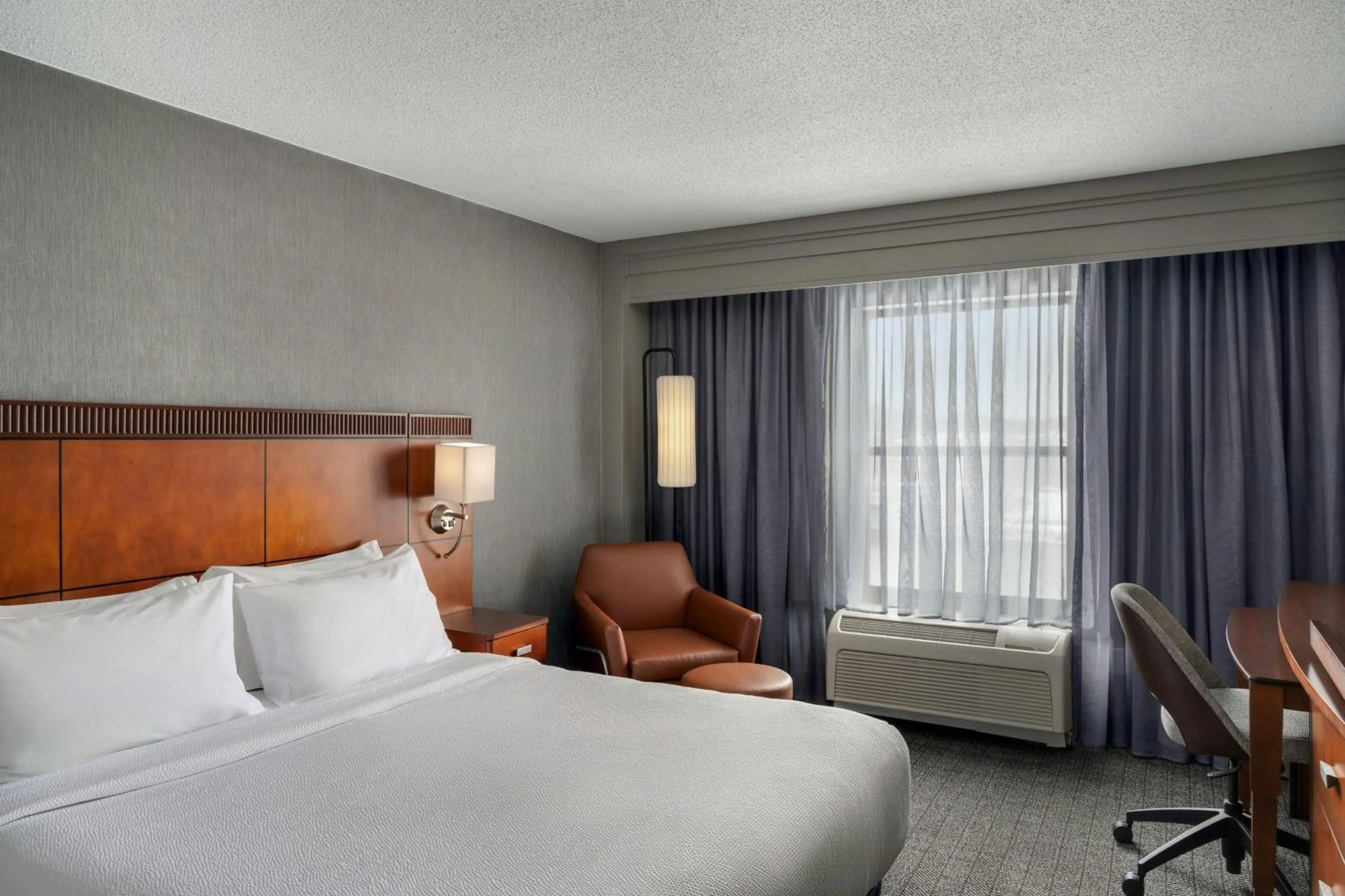 Photo of the whole room, Bed in Courtyard Hamilton