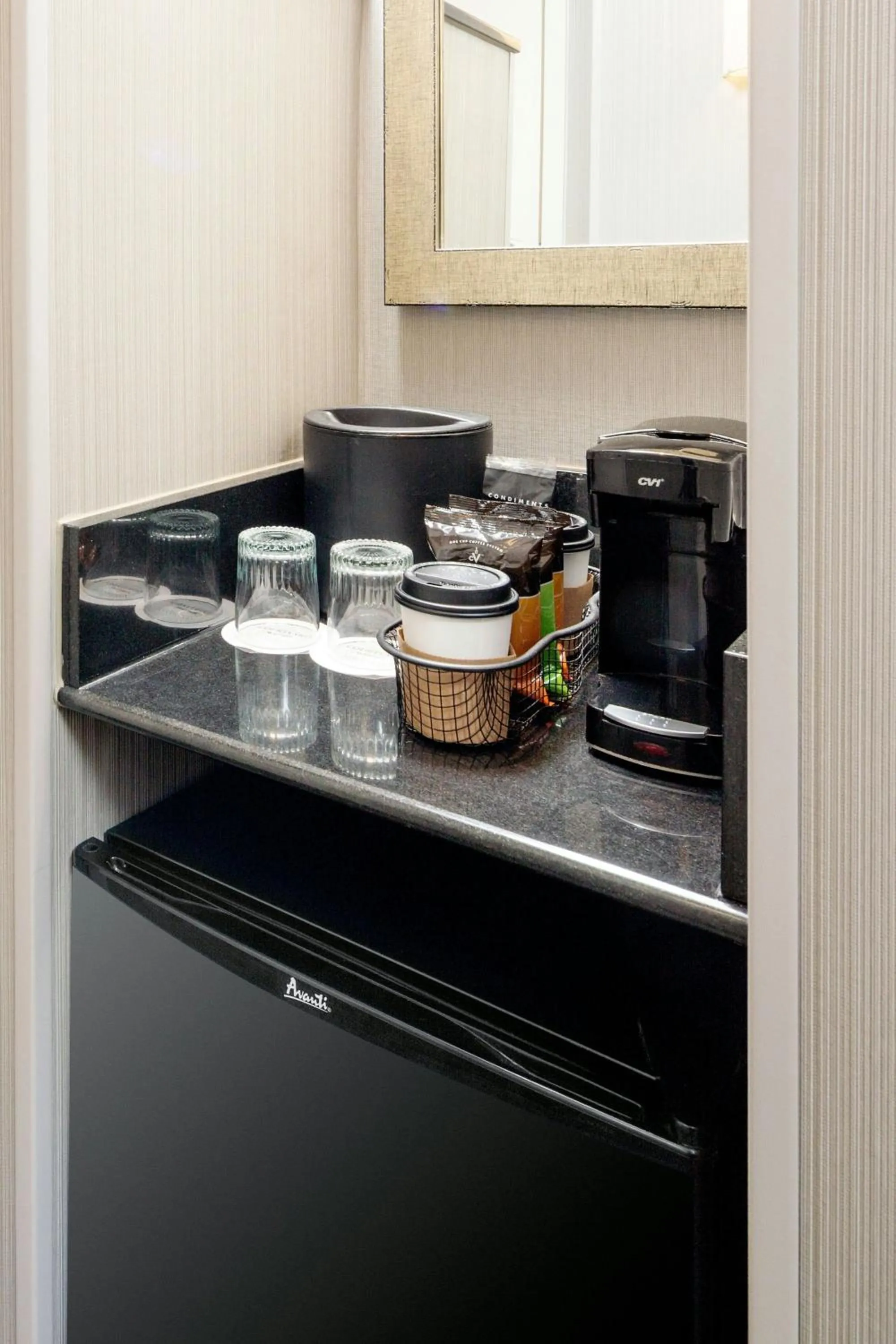 Photo of the whole room in Courtyard Hamilton