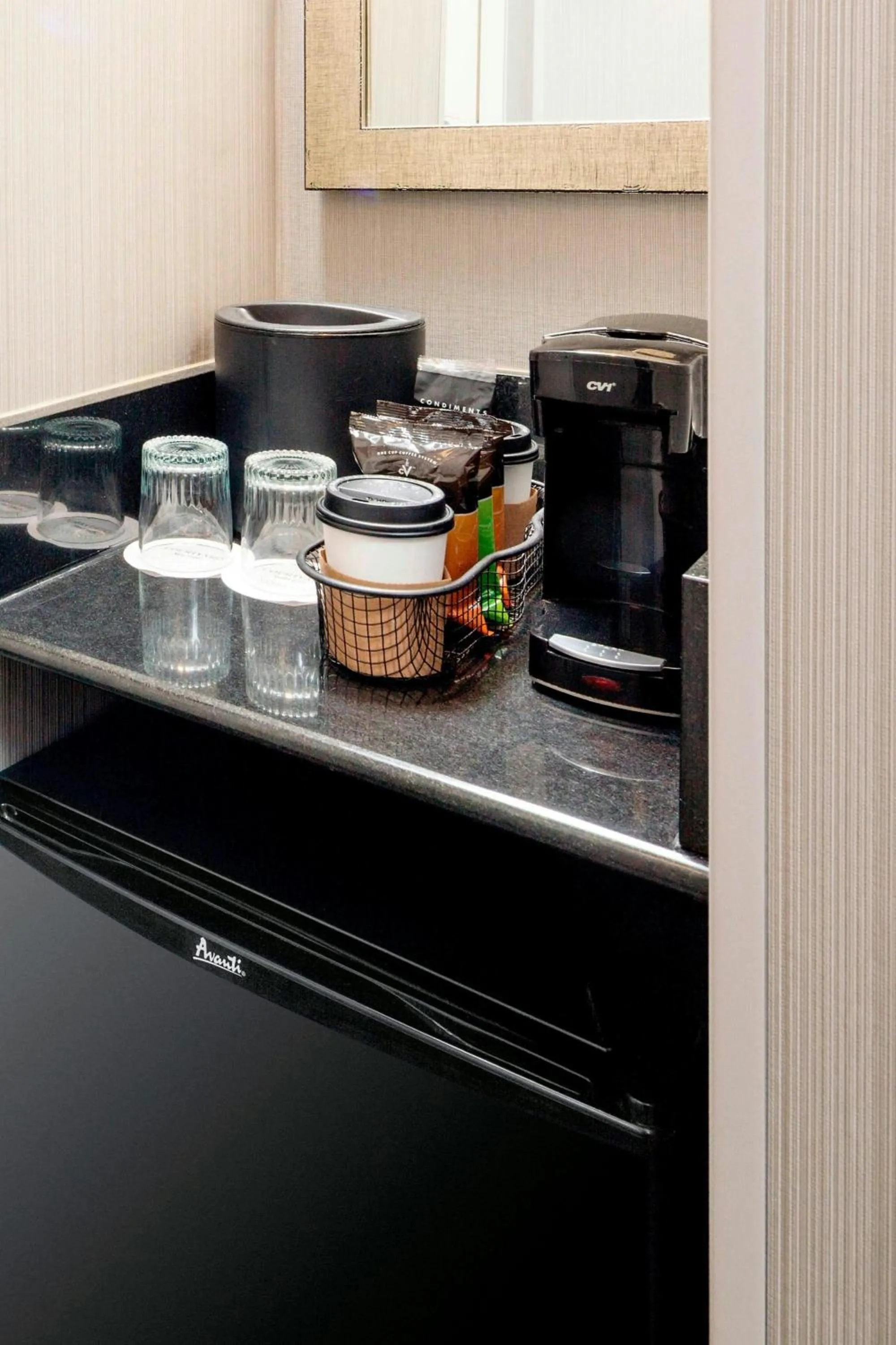 Photo of the whole room in Courtyard Hamilton