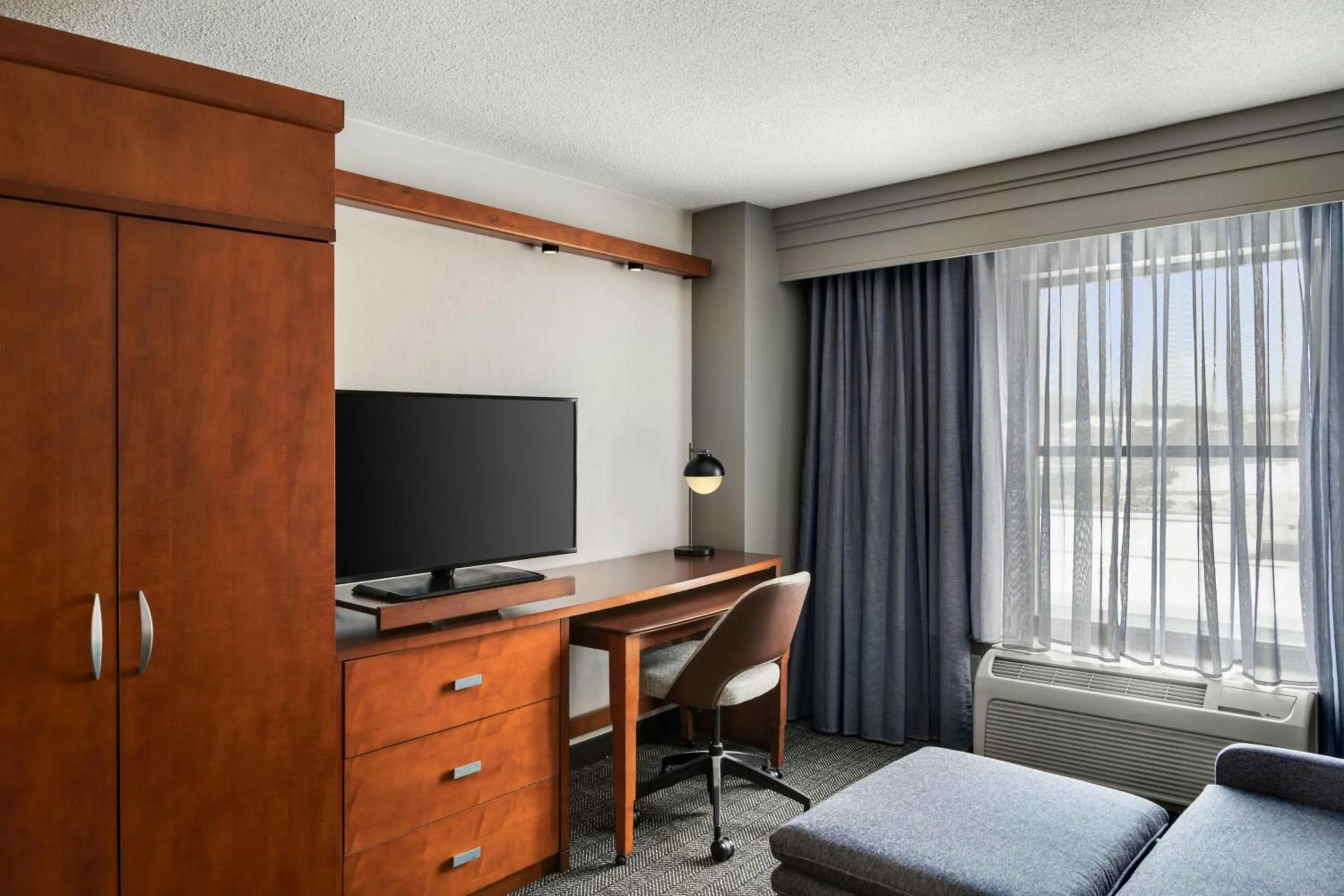 Photo of the whole room in Courtyard Hamilton