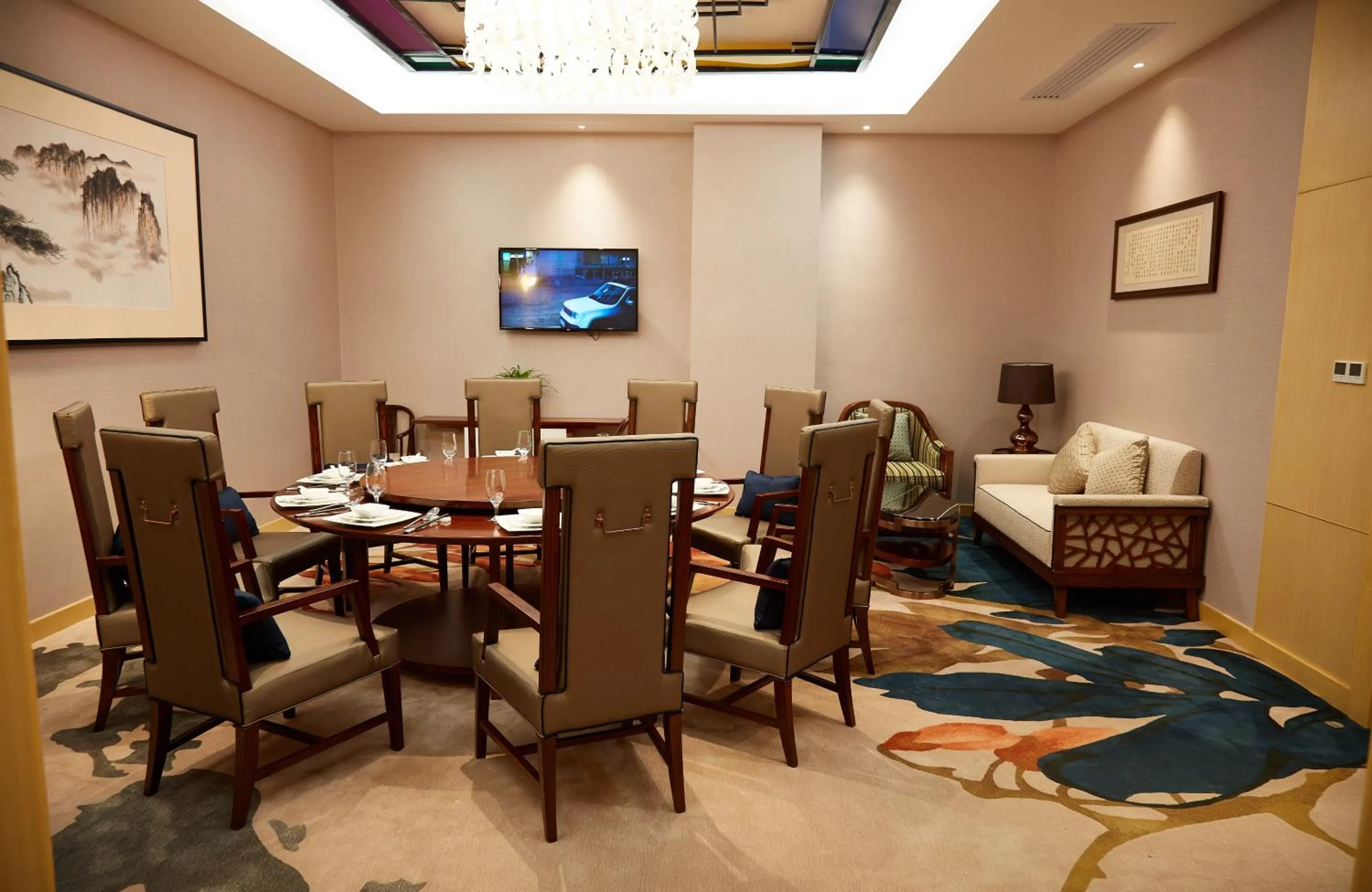 Restaurant/Places to Eat in The Thousand Lantern Lake Hotel