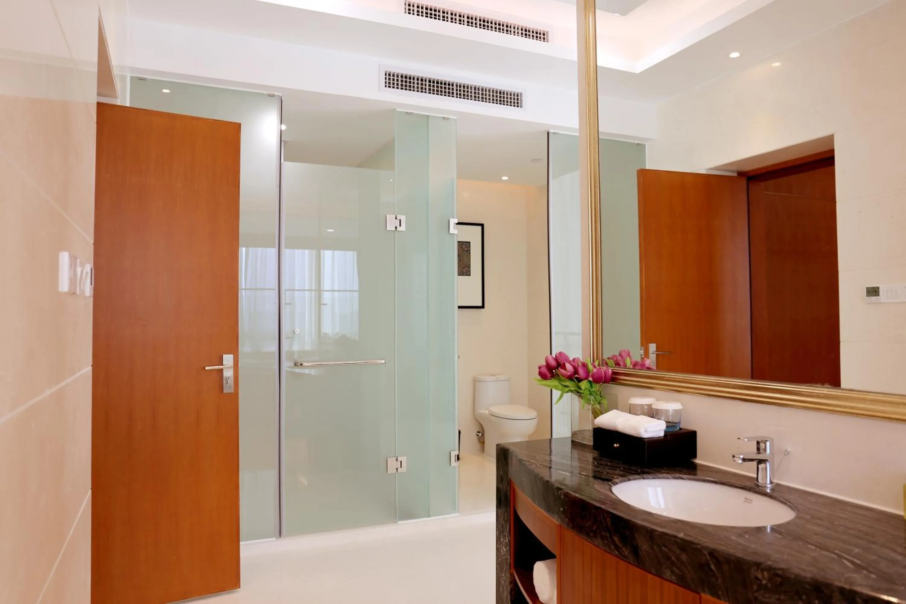 Shower, Bathroom in The Thousand Lantern Lake Hotel
