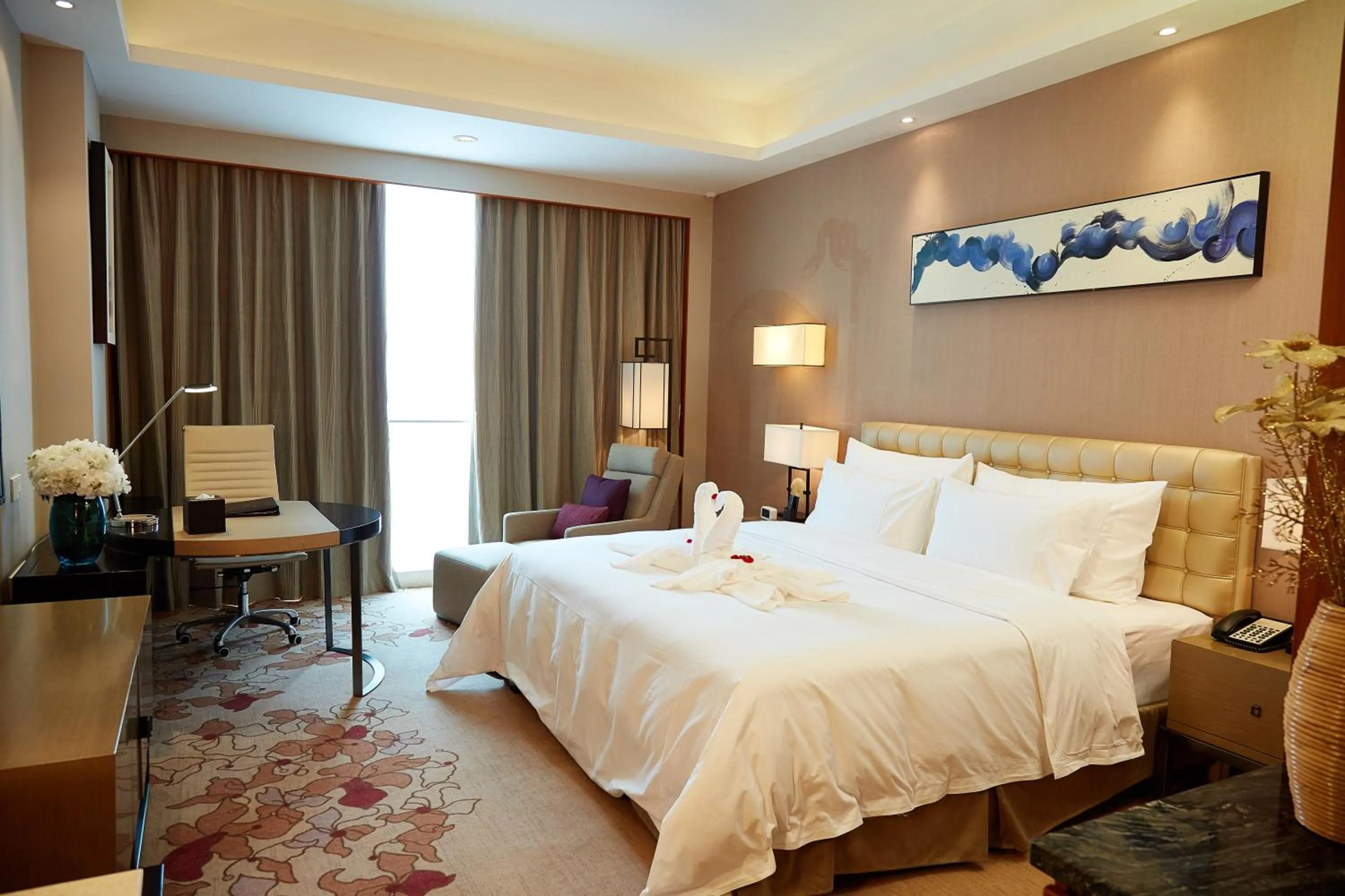 Photo of the whole room in The Thousand Lantern Lake Hotel