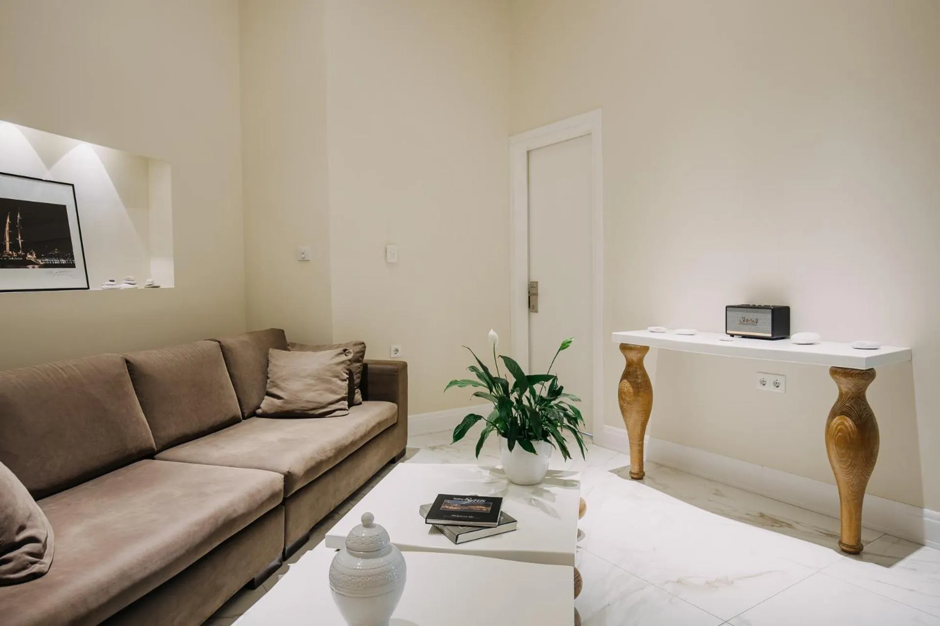 Communal lounge/ TV room in 5 Hermoupolis Concept Sites