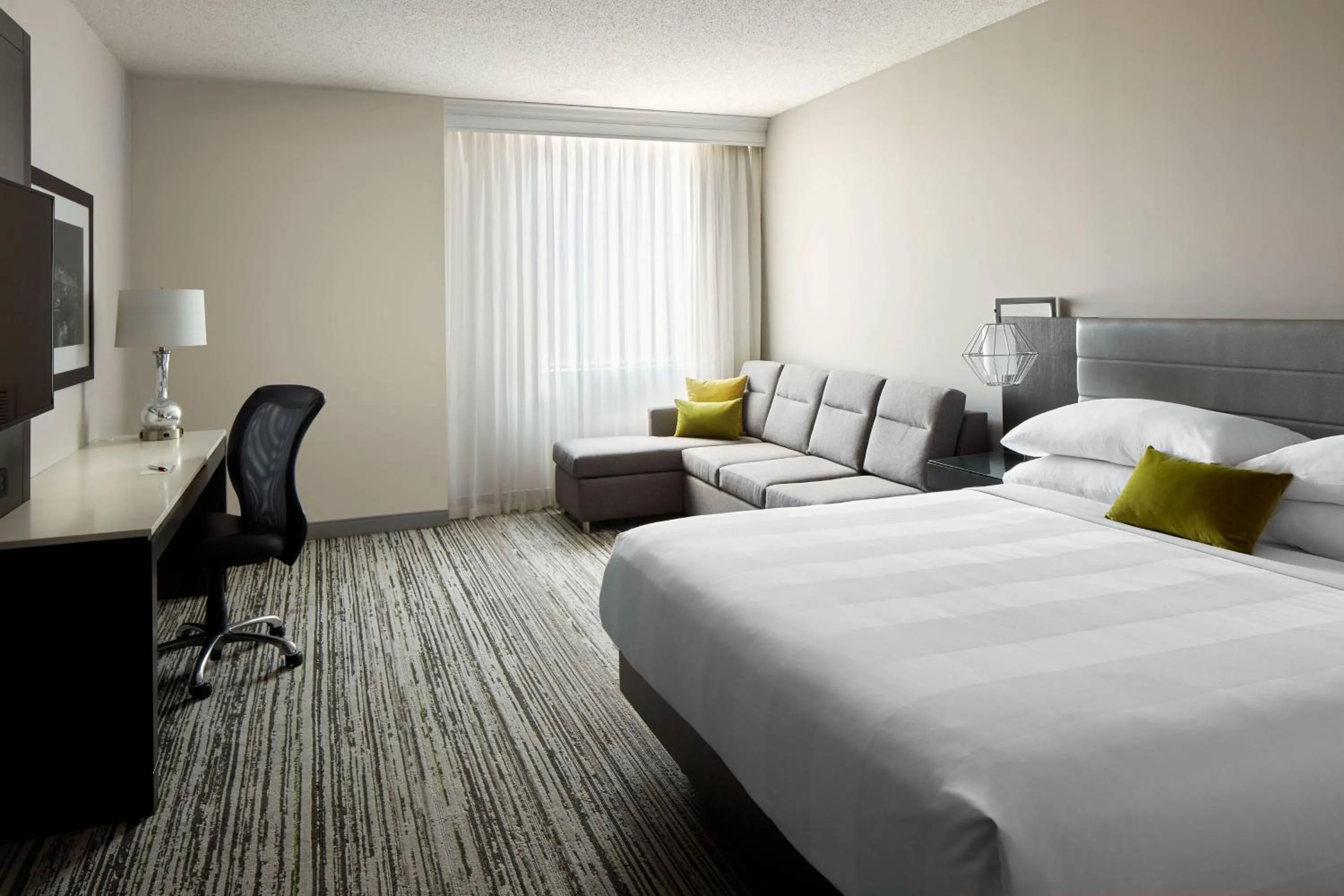 Bedroom, Bed in Marriott Cincinnati Northeast