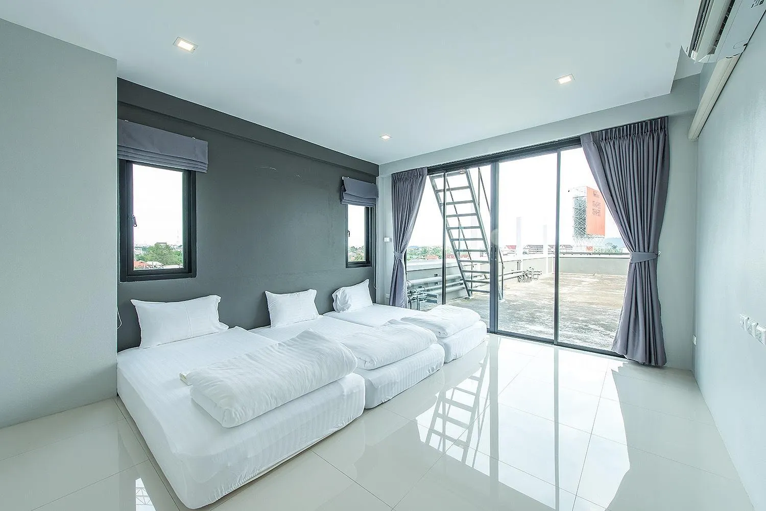 Photo of the whole room, Bed in Sleep Station