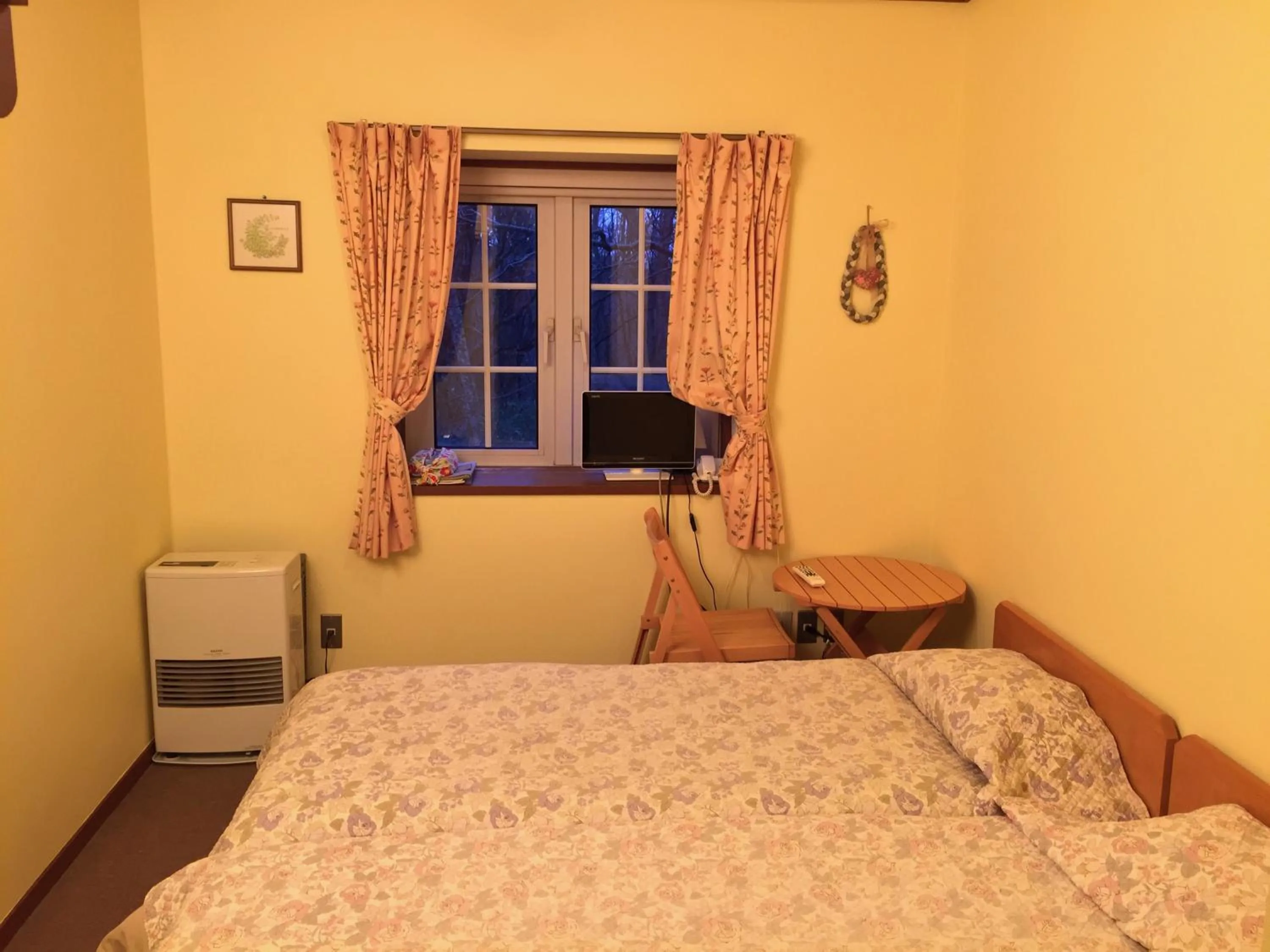 Photo of the whole room, Bed in Pension Rapport in Tambara Plateau