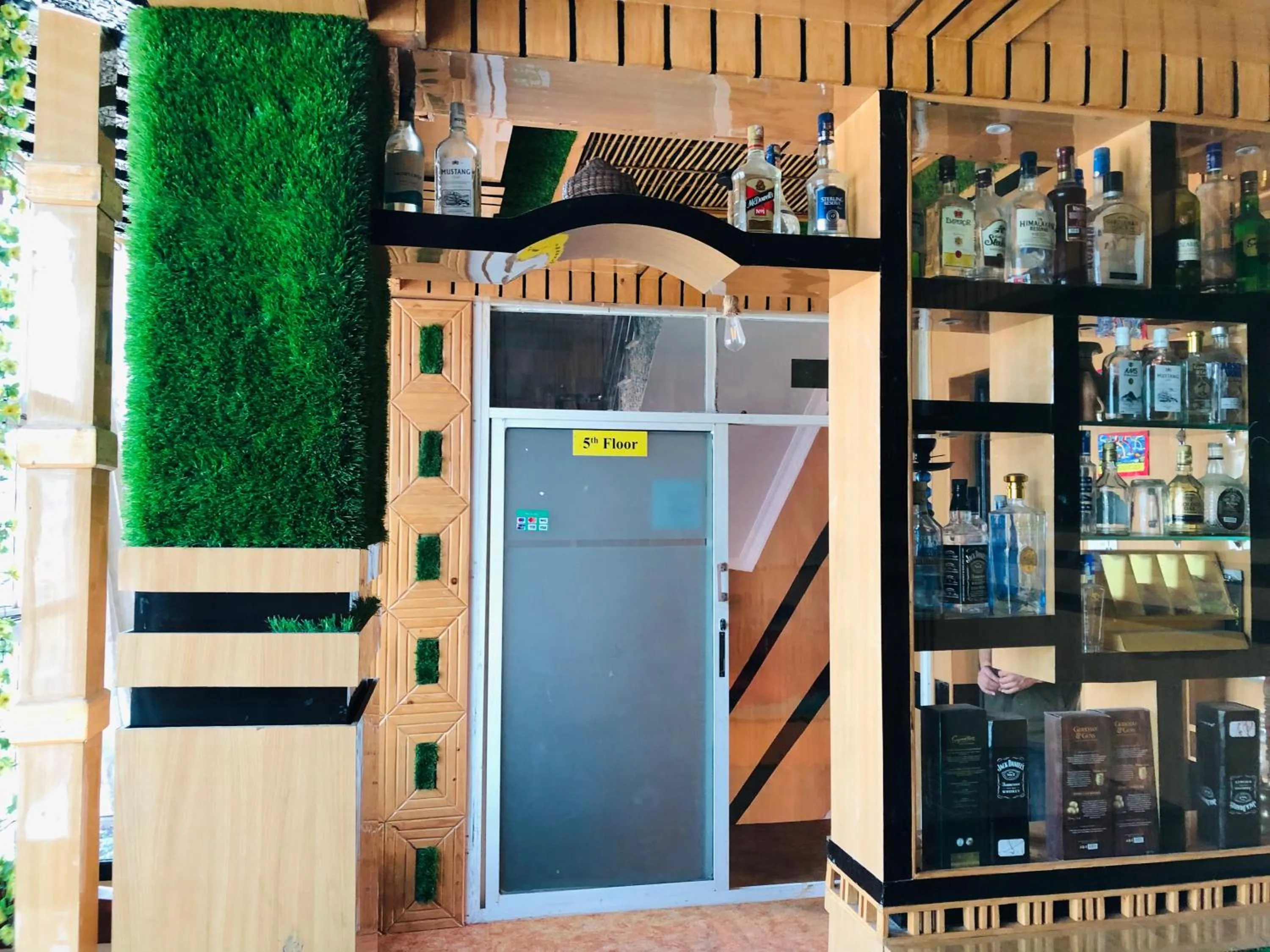 Restaurant/places to eat in Sara's Backpackers Hotel