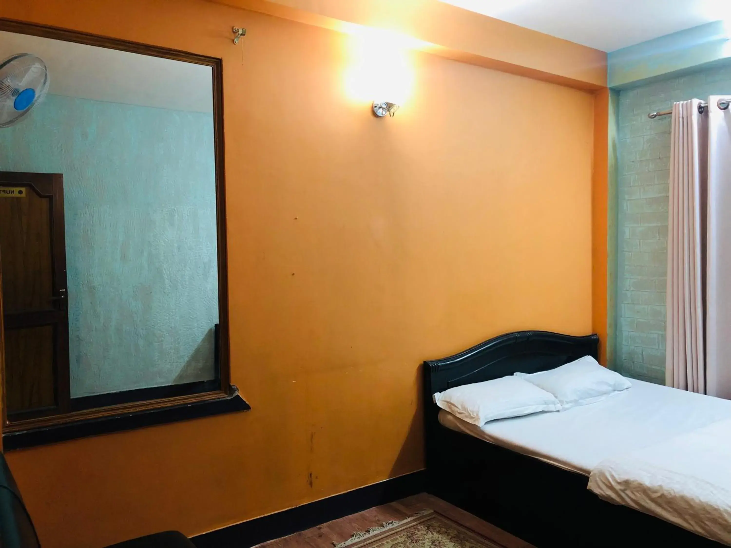 Budget Double Room - single occupancy in Sara's Backpackers Hotel Budget Double Room - single occupancy in Sara's Backpackers Hotel