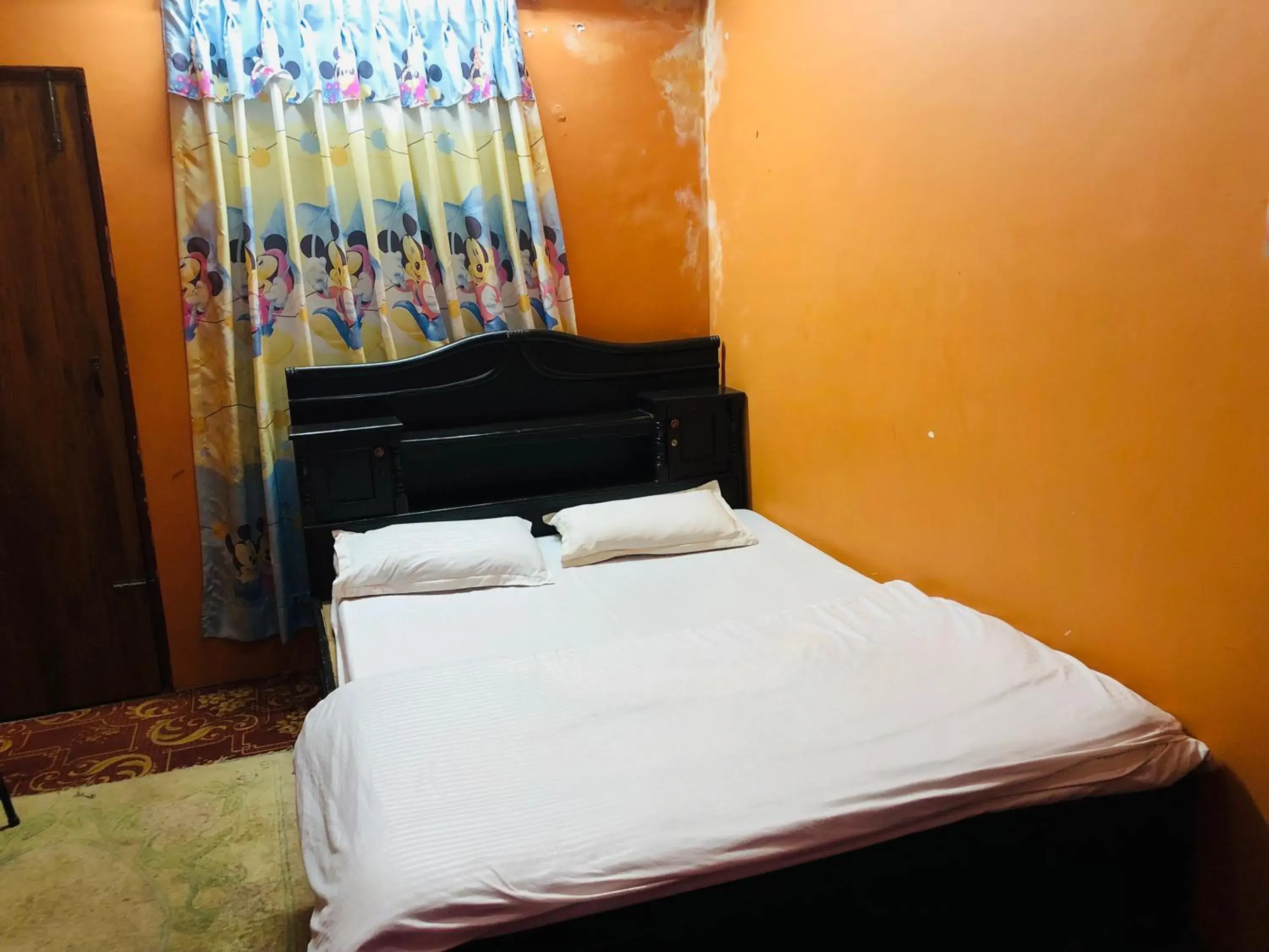 Standard Twin Room in Sara's Backpackers Hotel Standard Twin Room in Sara's Backpackers Hotel
