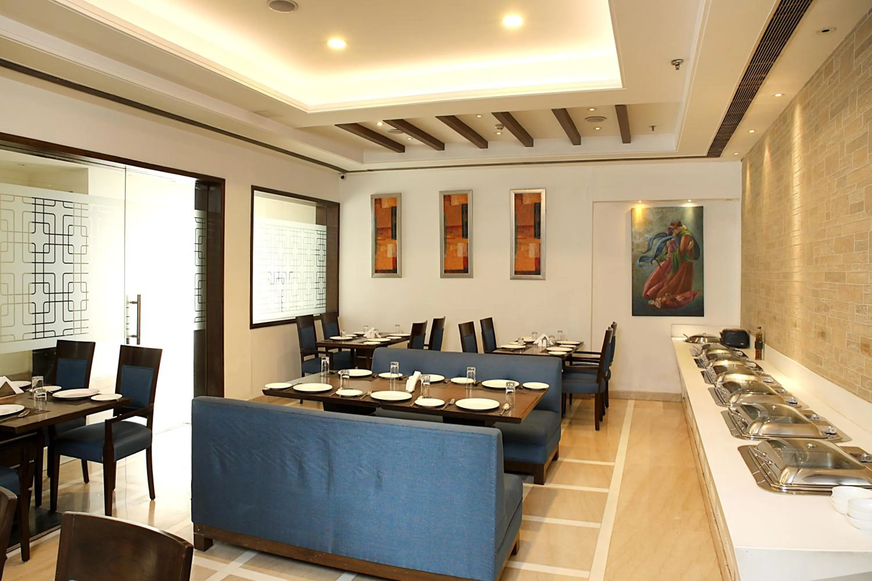 Restaurant/places to eat in Inde Hotel Signature Tower