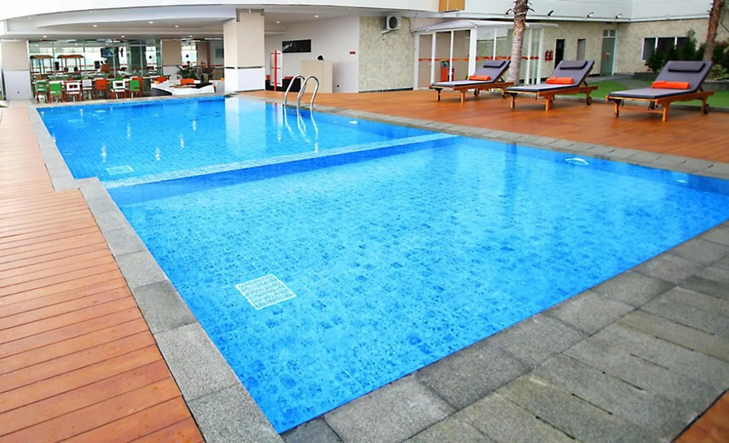 Swimming pool in HARRIS Hotel Sentraland