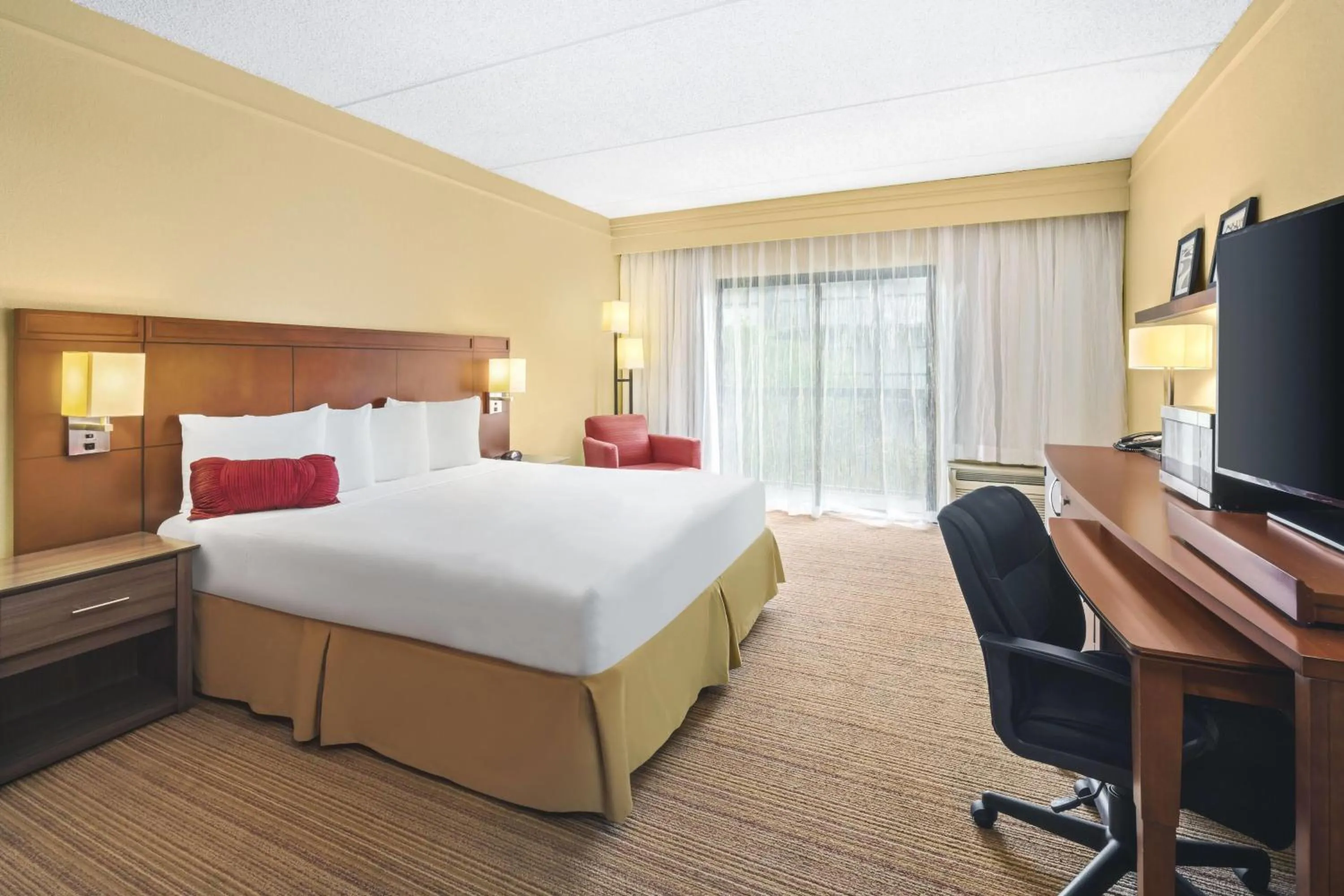 Photo of the whole room, Bed in Super 8 by Wyndham Dallas Love Field Airport