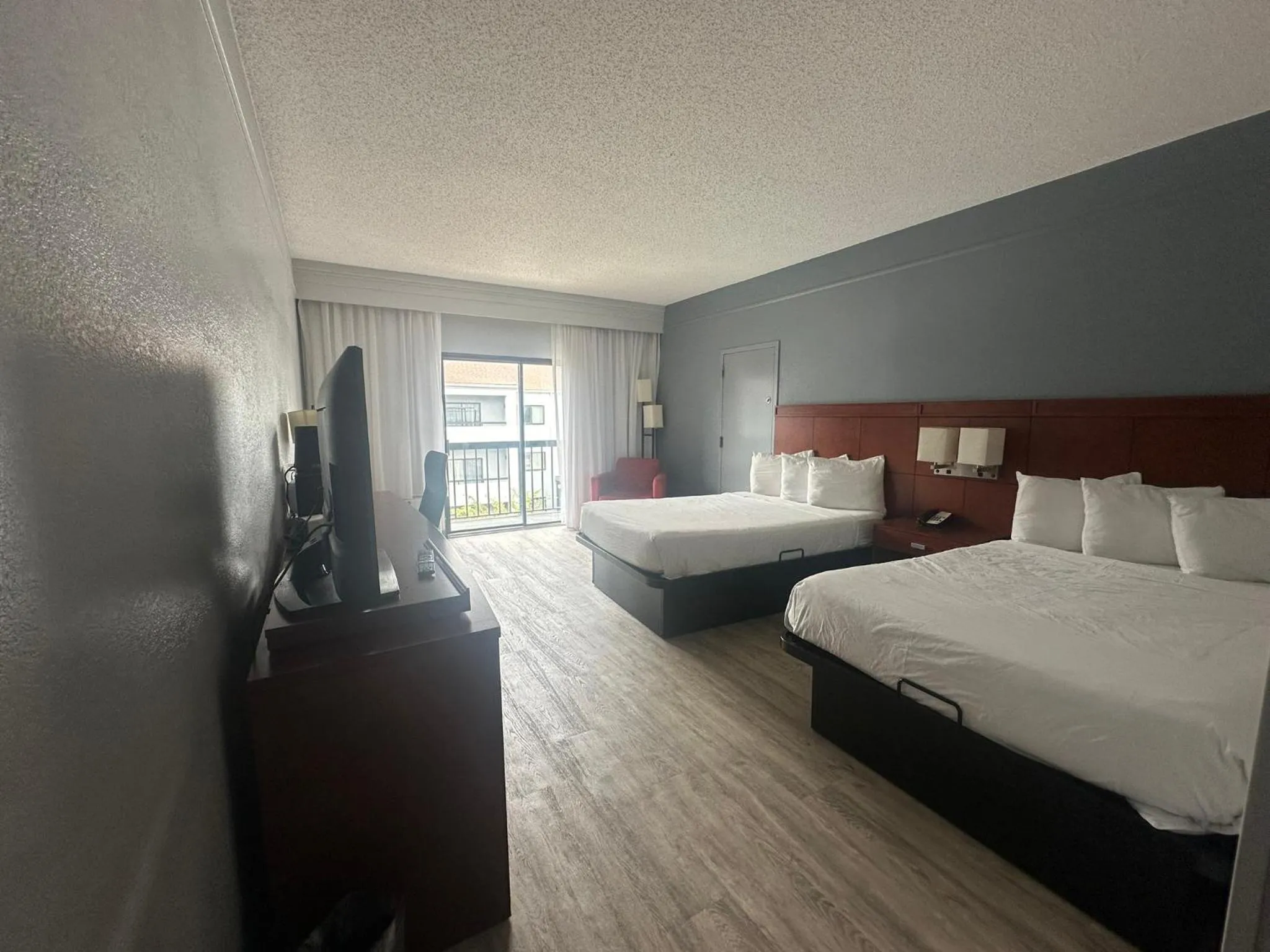 Bedroom, Bed in Super 8 by Wyndham Dallas Love Field Airport