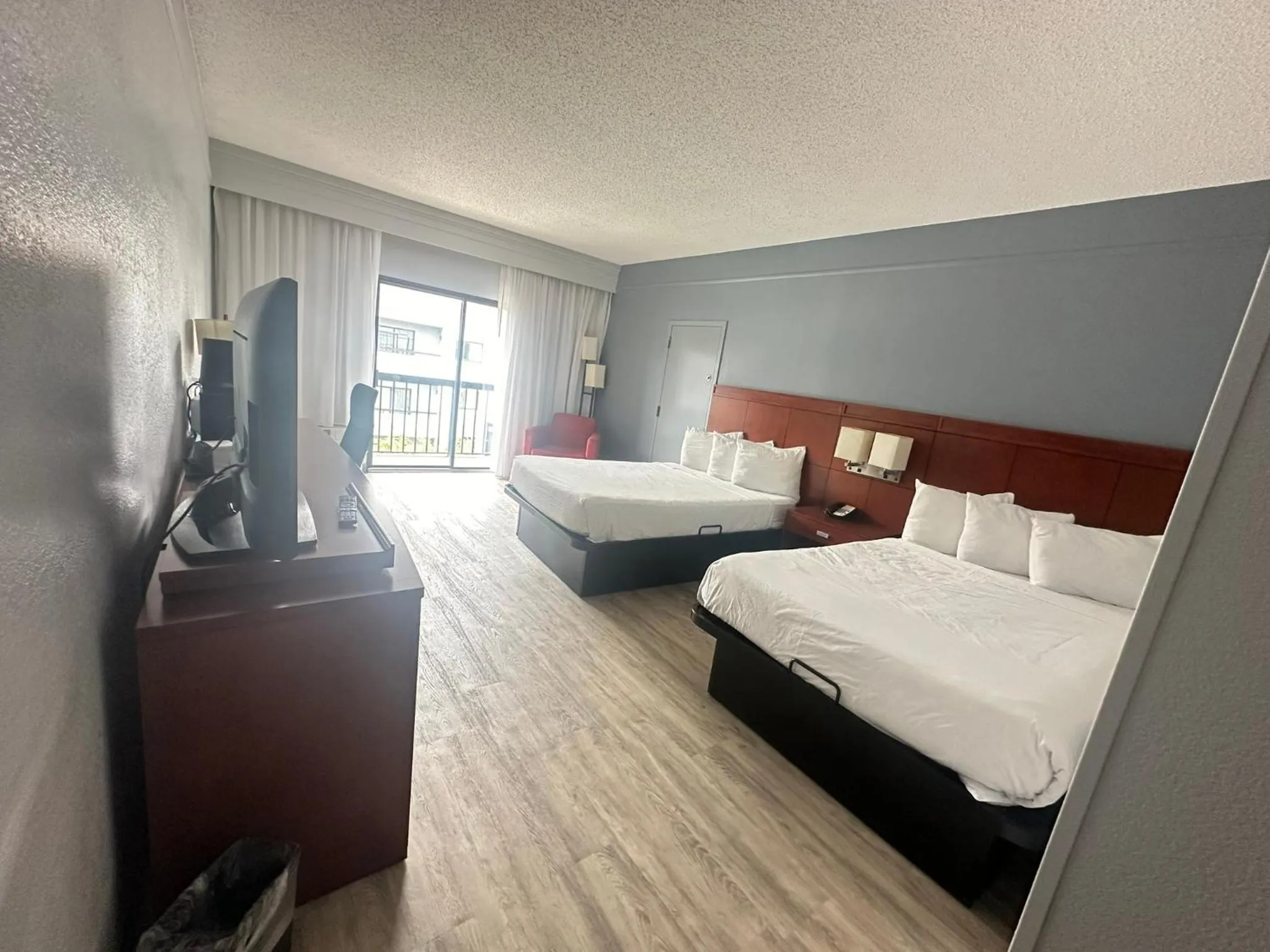 Bedroom, Bed in Super 8 by Wyndham Dallas Love Field Airport