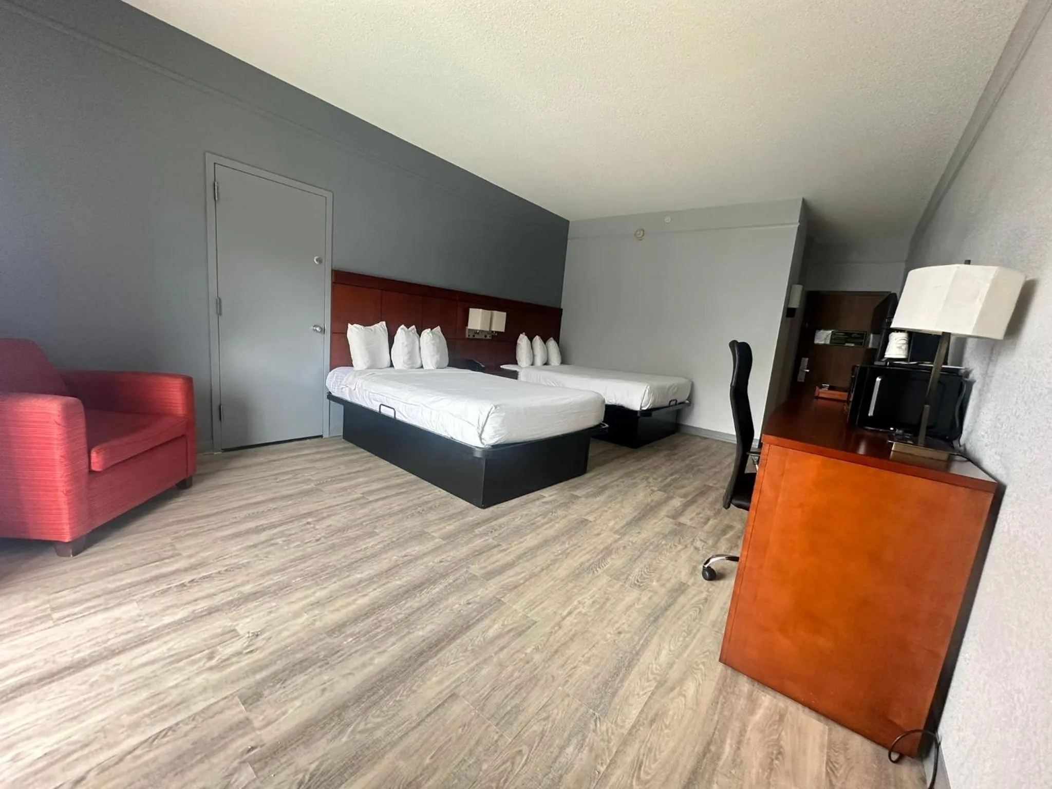 Bedroom, Bed in Super 8 by Wyndham Dallas Love Field Airport