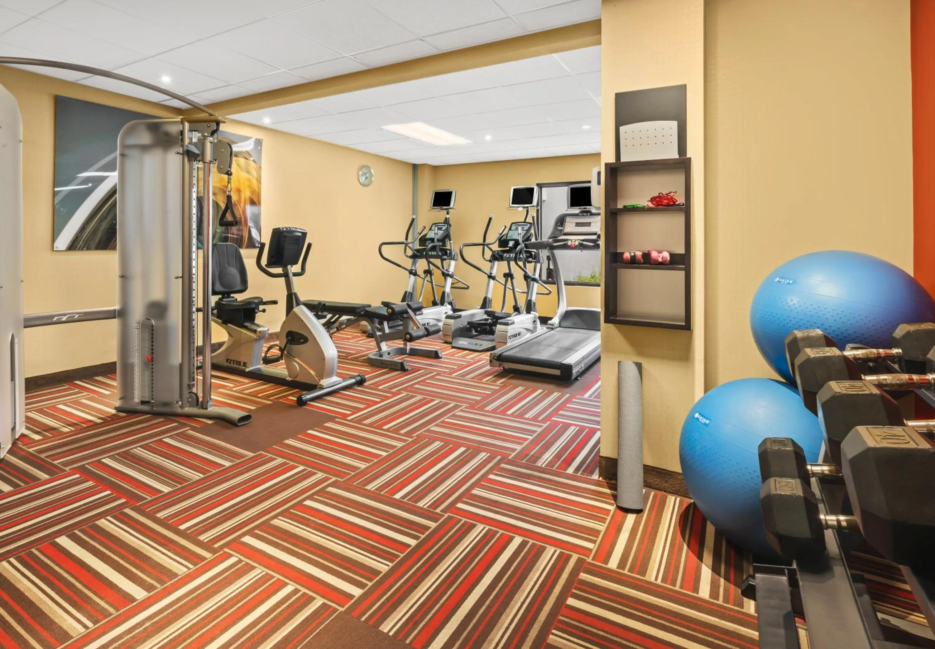 Fitness centre/facilities in Super 8 by Wyndham Dallas Love Field Airport