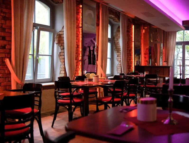 Restaurant/places to eat in Backstage Hotel