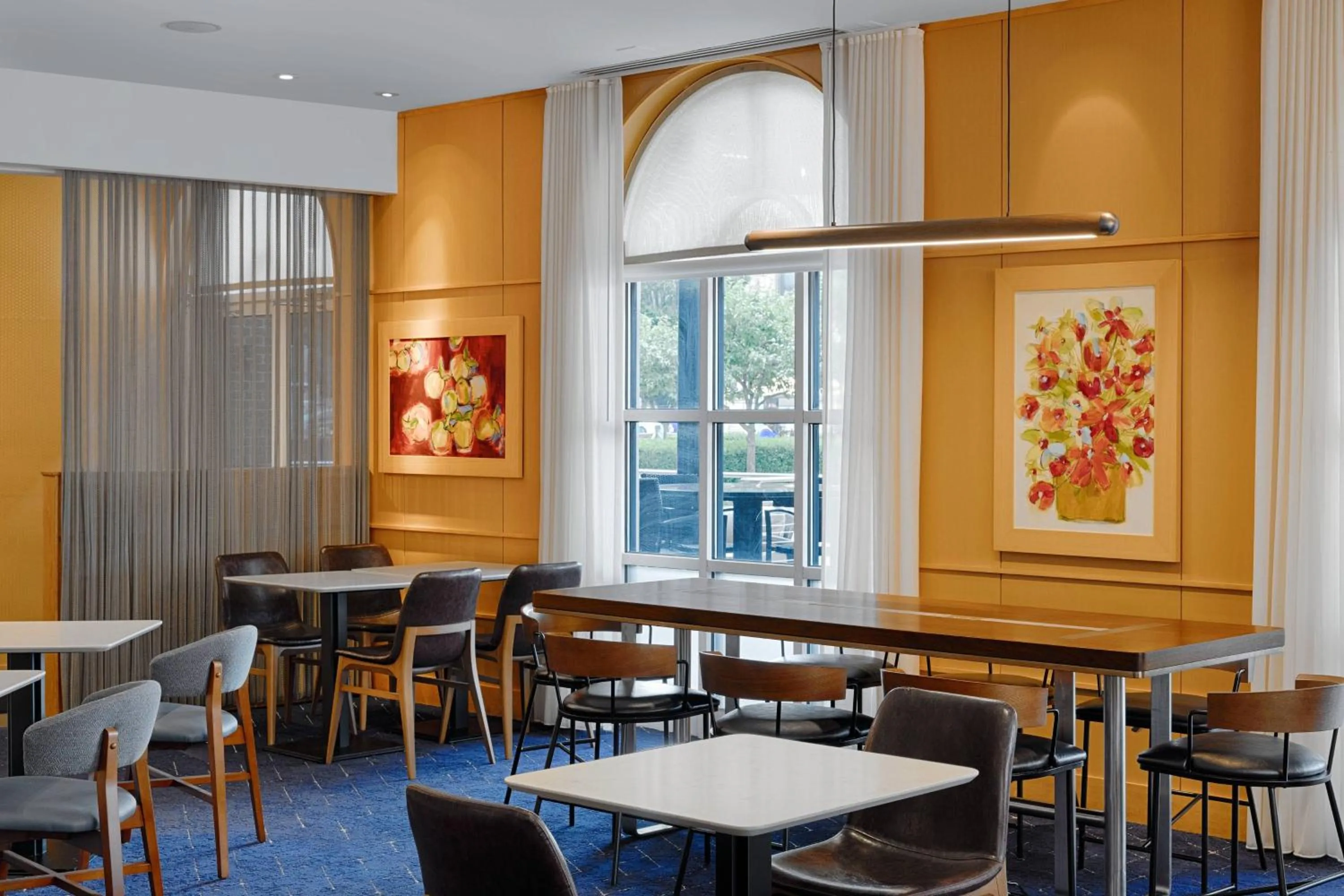 Restaurant/places to eat in Courtyard by Marriott Springfield Downtown