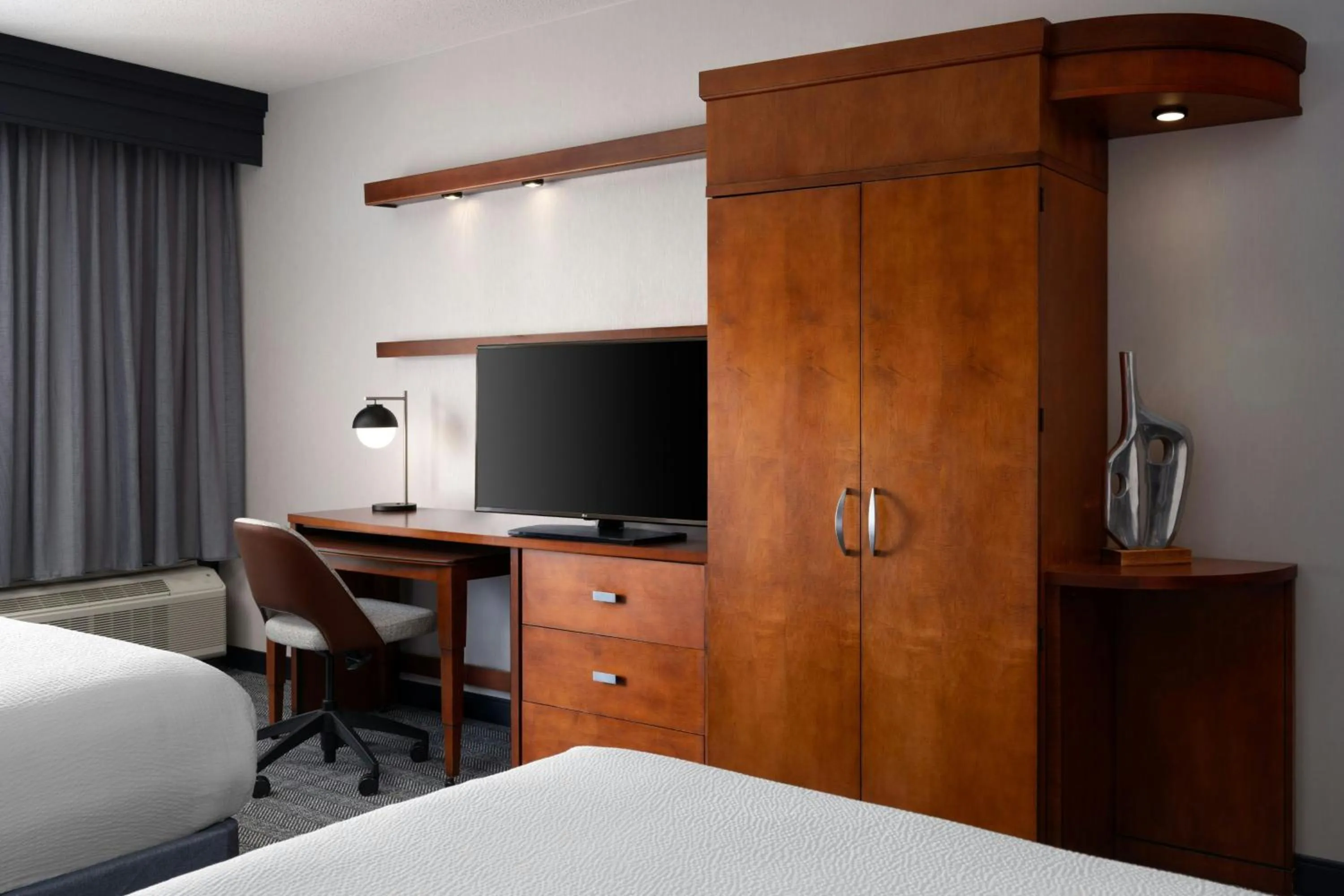 Photo of the whole room, Bed in Courtyard Dayton-University of Dayton